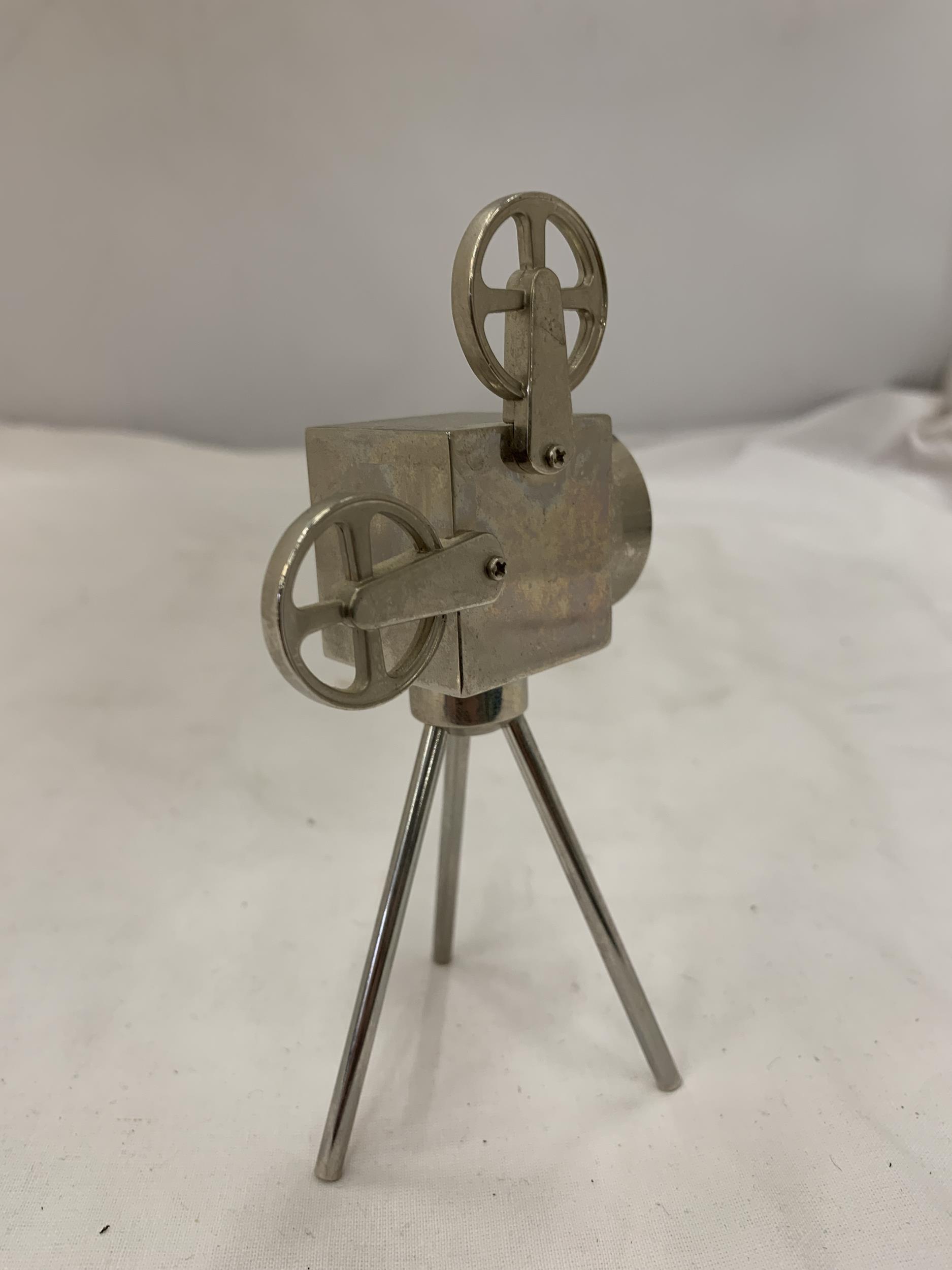 A WHITE METAL MODEL OF A PROJECTOR, HEIGHT 13CM - Image 3 of 5
