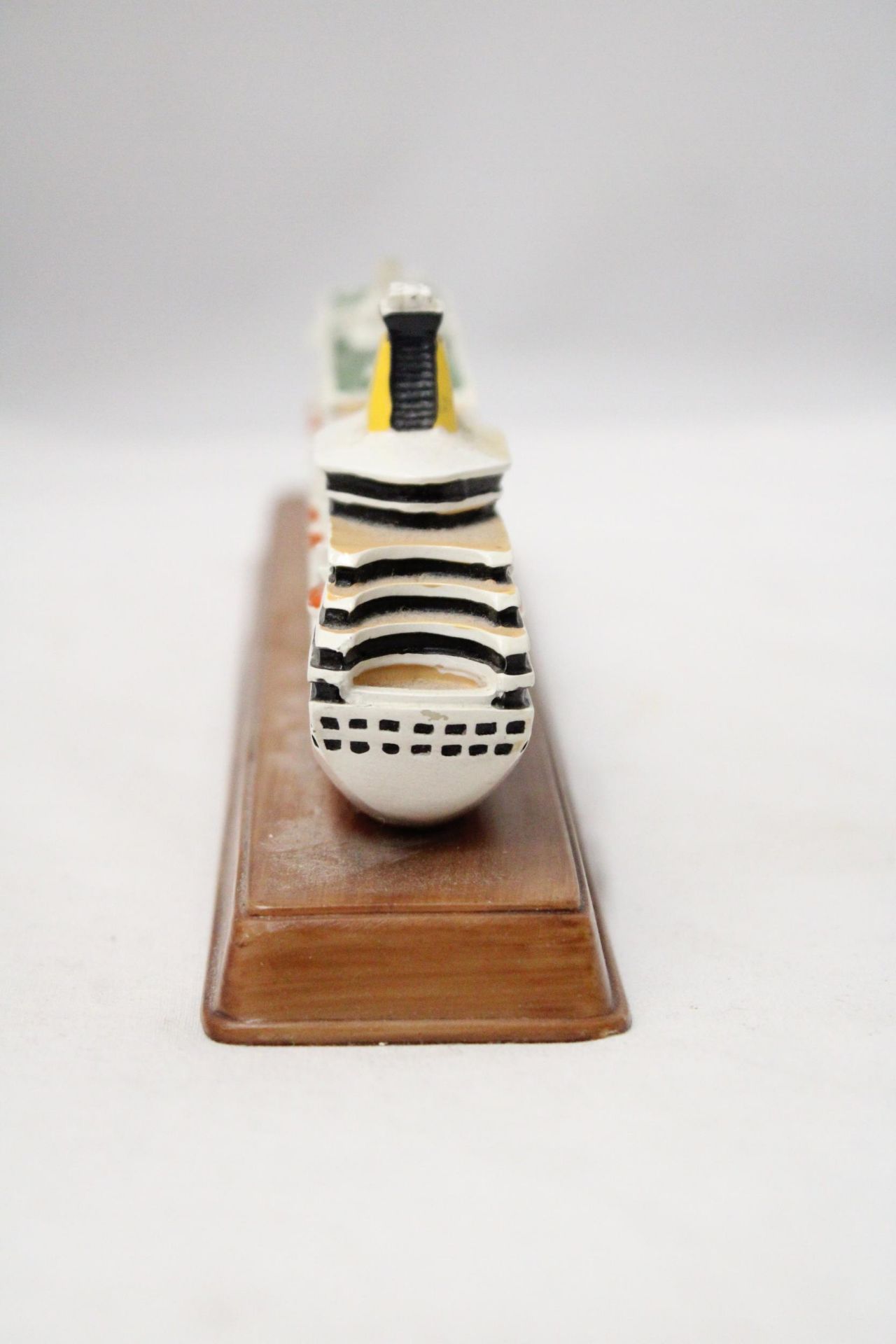 A HEAVY SOLID OCEAN LINER ON WOODEN STAND (ARTEMIS), LENGTH 26CM, HEIGHT 6CM - Image 2 of 5