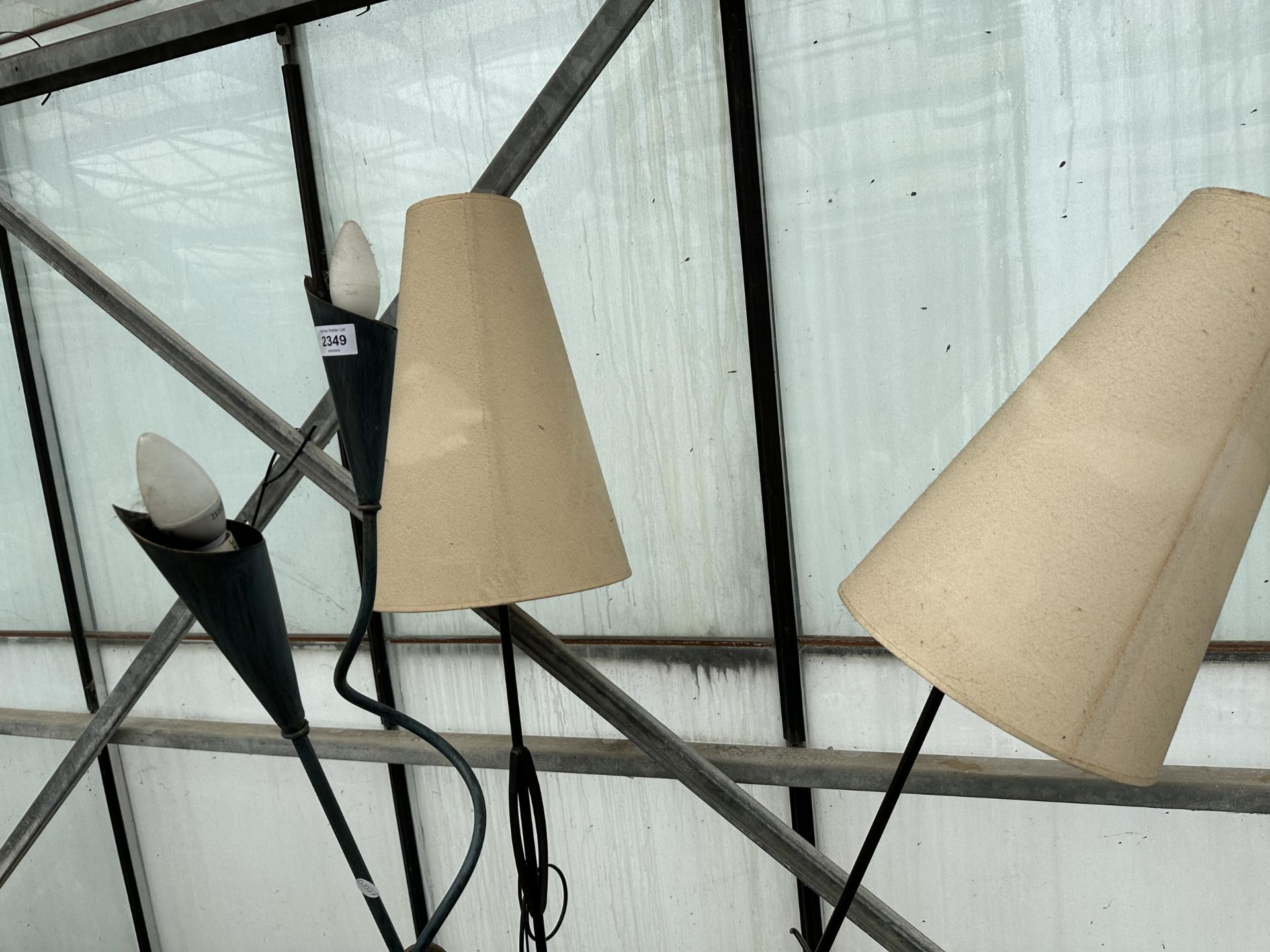 THREE VARIOUS STANDARD LAMPS AND A DECORATIVE TABLE LAMP - Bild 2 aus 3