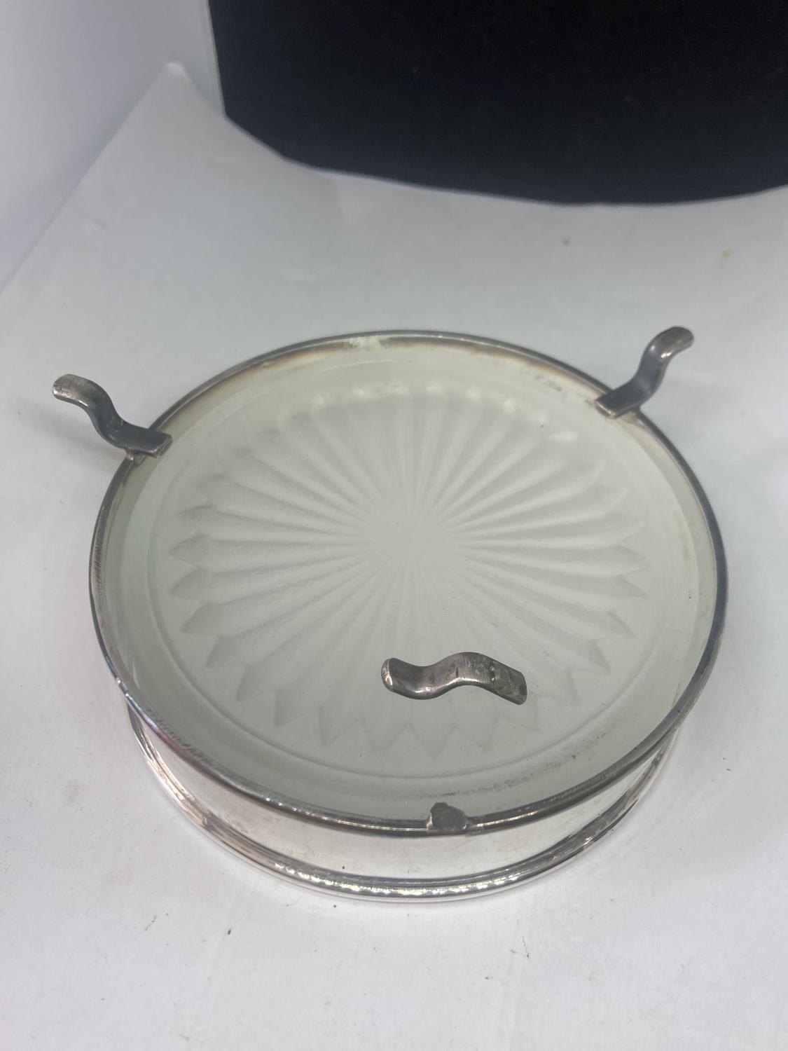 A HALLMARKED BIRMINGHAM SILVER BUTTER DISH WITH THREE LEGS (ONE A/F) AND A GLASS LINER GROSS - Image 4 of 6