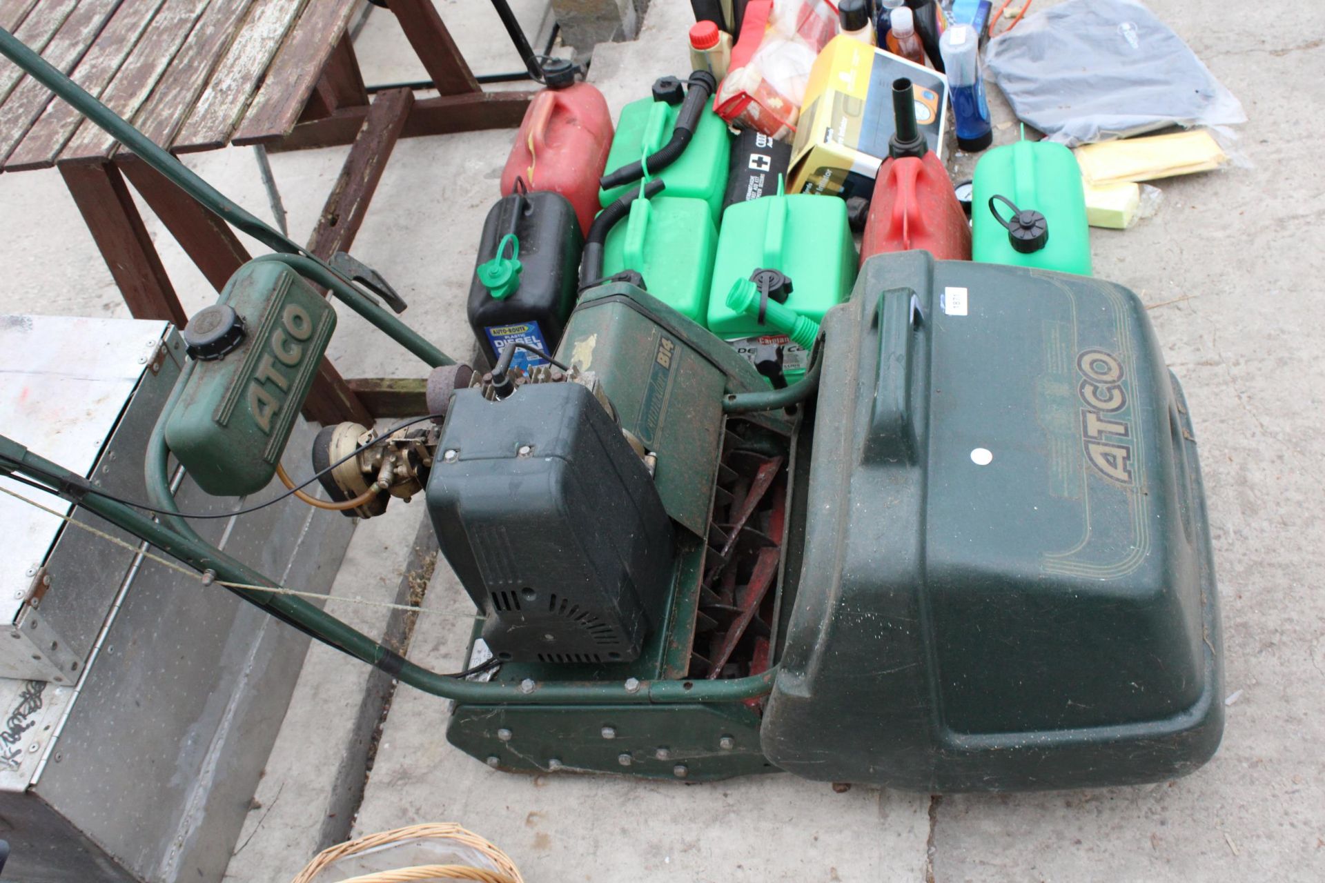 AN ATCO COMMODORE B14 CYLINDER LAWN MOWER WITH GRASS BOX - Image 2 of 3