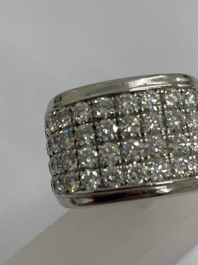 A GENTLEMAN'S 14 CARAT WHITE GOLD RING SET WITH APPROXIMATELY 5 CARATS OF BRILLIANT CUT DIAMONDS, - Image 3 of 8