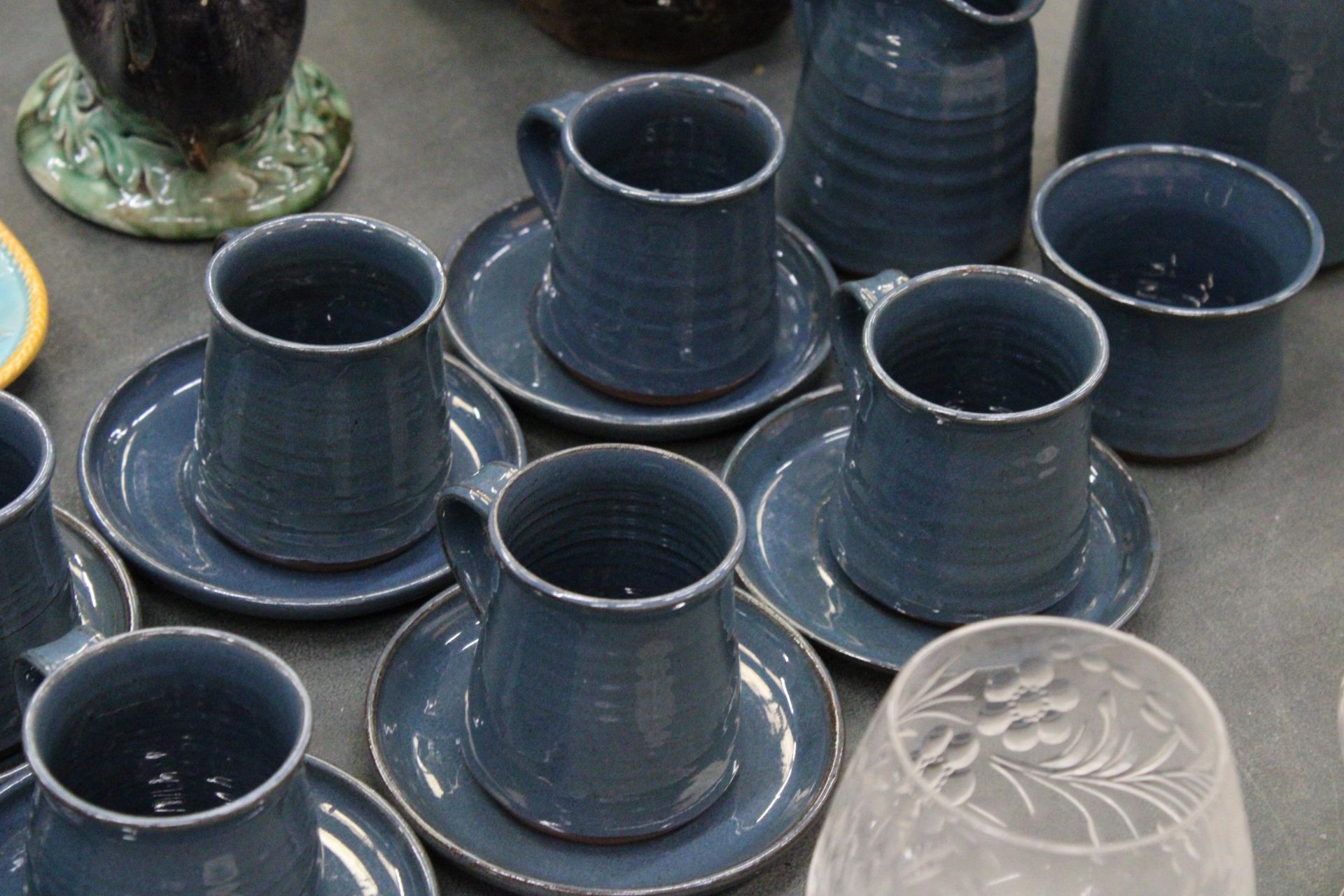 A VINTAGE STUDIO POTTERY TEA SET TO INCLUDE A JUG, SUGAR BOWL, TEAPOT AND EIGHT CUPS AND SAUCERS - Image 4 of 4