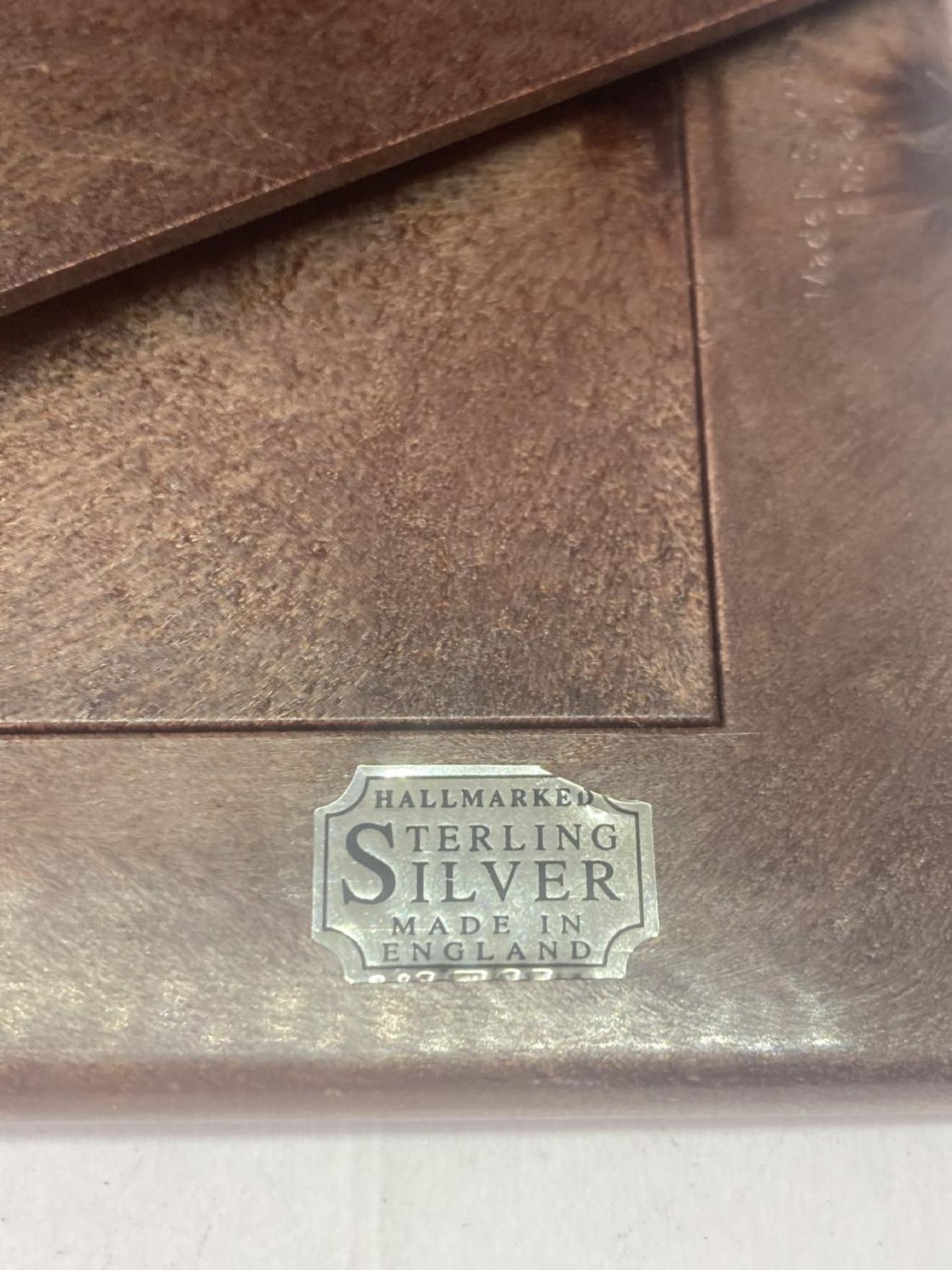A HALLMARKED SHEFFIELD SILVER PHOTOGRAPH FRAME TO HOLD A 3.5" X 5" PICTURE - Image 8 of 8