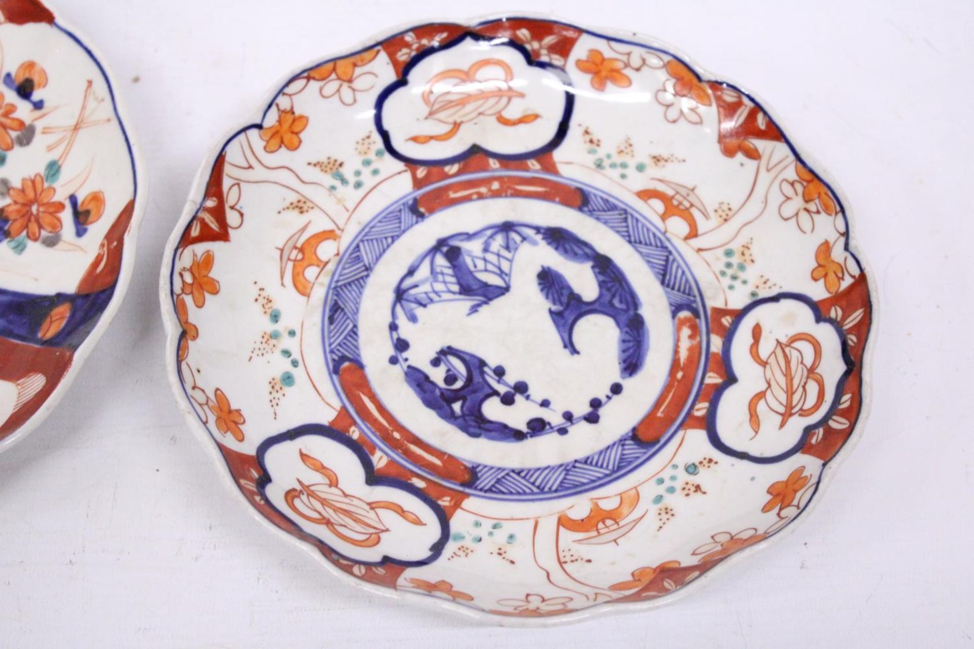 TWO ANTIQUE JAPANESE IMARI HAND PAINTED LOBED EDGED PLATES - 21 AND 22 CM - Bild 3 aus 6