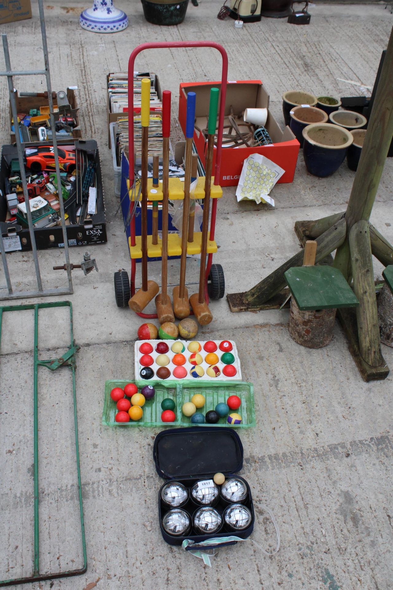 AN ASSORTMENT OF GAMES ITEMS TO INCLUDE A CHILDS CROQUET SET, BOULES AND POOL BALLS ETC