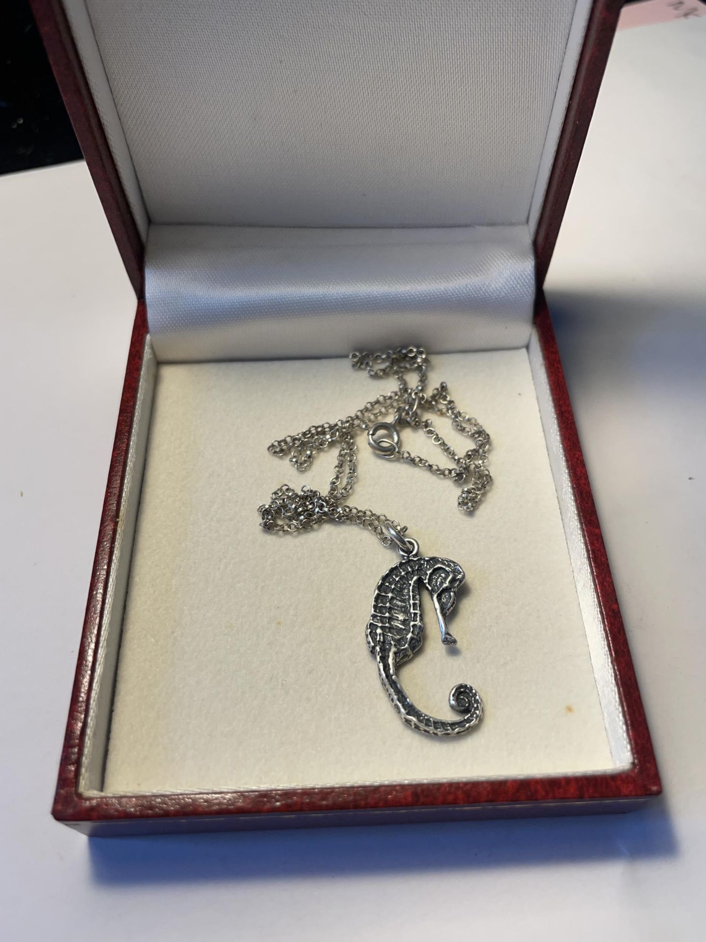 A MARKED 925 SILVER SEAHORSE PENDANT ON A NECKLACE IN A PRESENTATION BOX