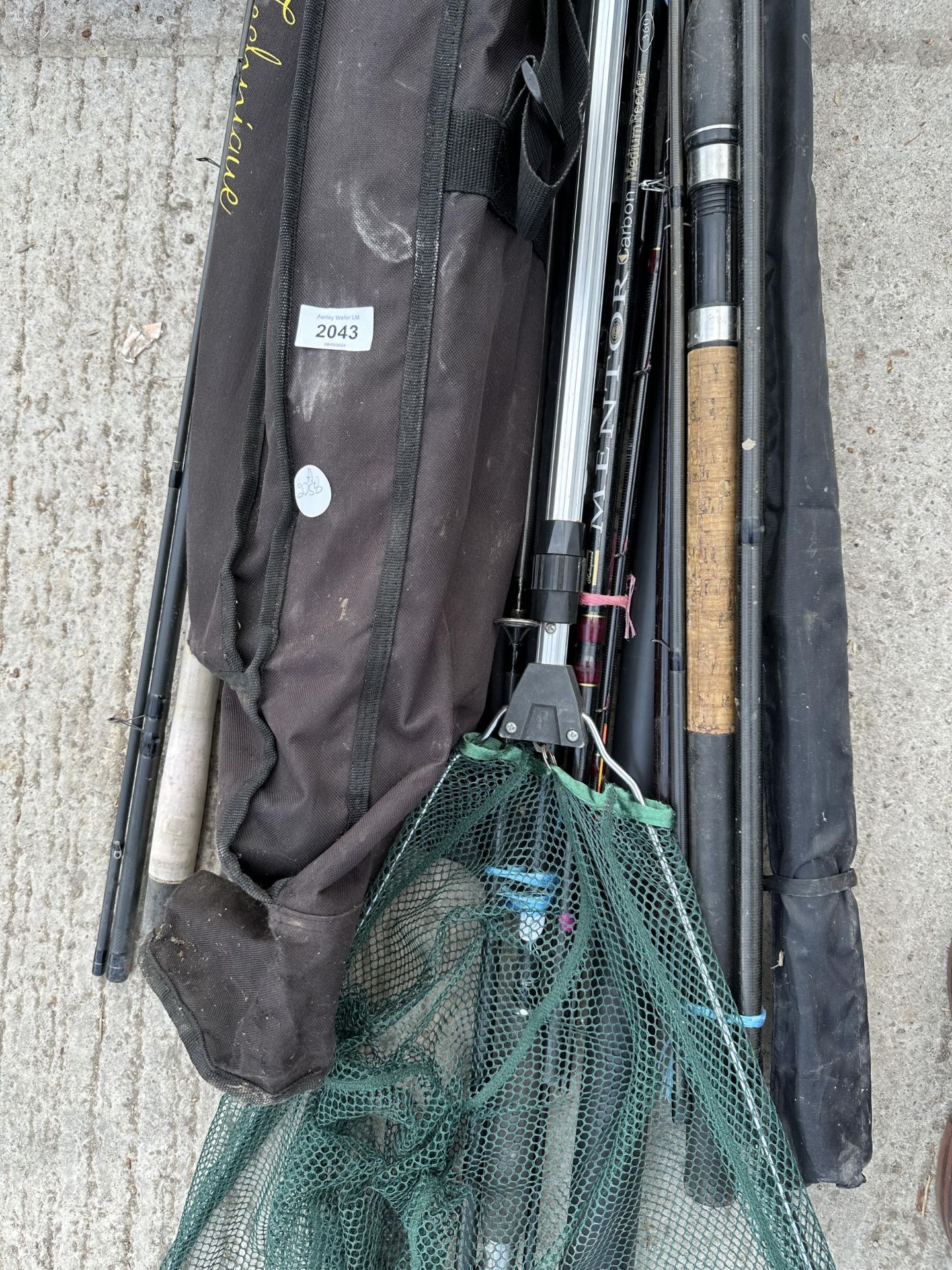 A LARGE ASSORTMENT OF FISHING RODS AND A LANDING NET - Image 2 of 5