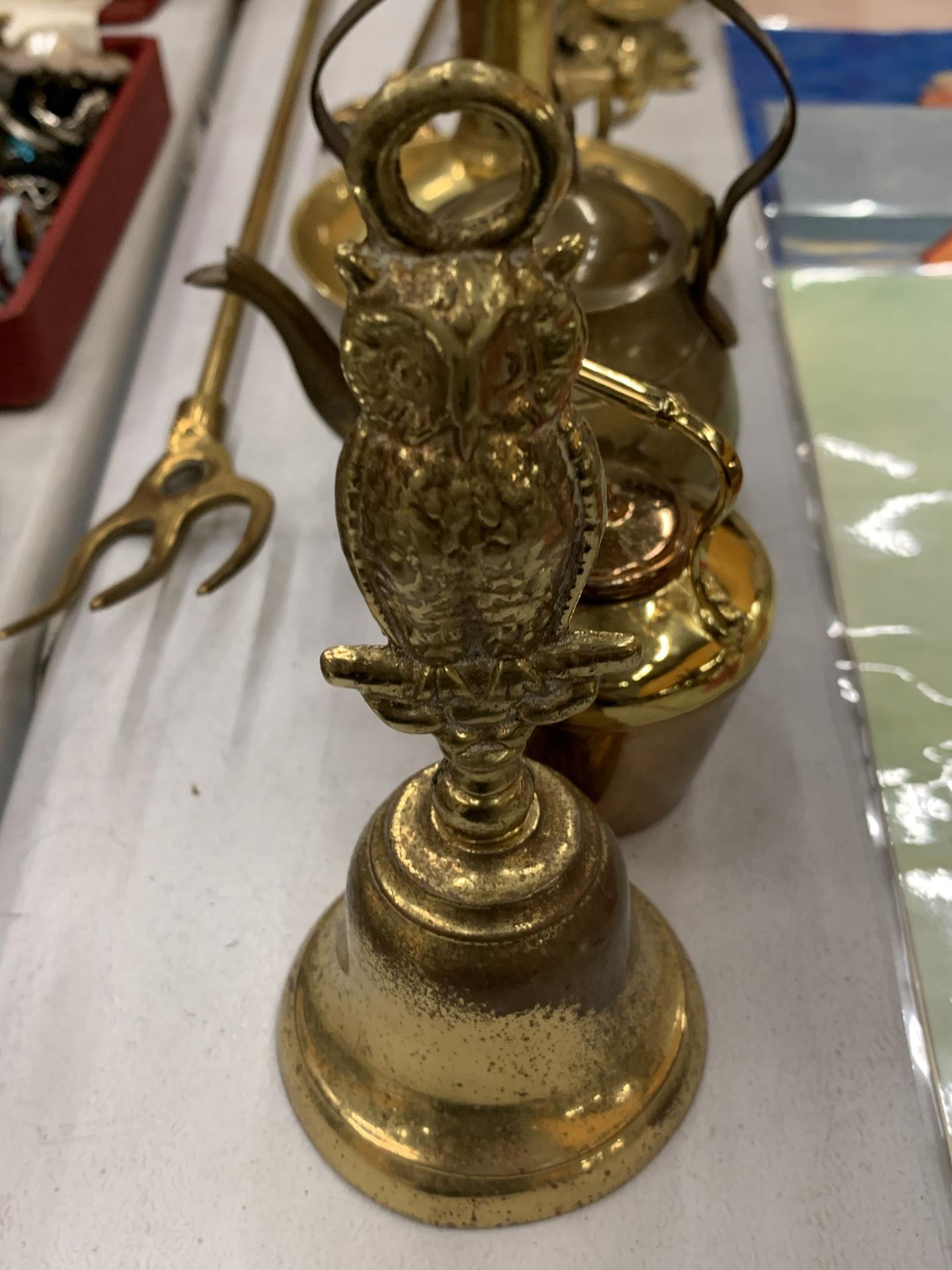A COLLECTION OF BRASS ITEMS TO INCLUDE KETTLES, BELLS, CANDLESTICKS, ETC., - Image 3 of 5