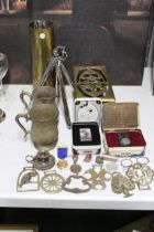 A MIXED LOT TO INCLUDE TWO BOXED ZIPPO LIGHTERS, BRASS TANKARDS, TRIPOD, SHELL CASE, BRASS PAN