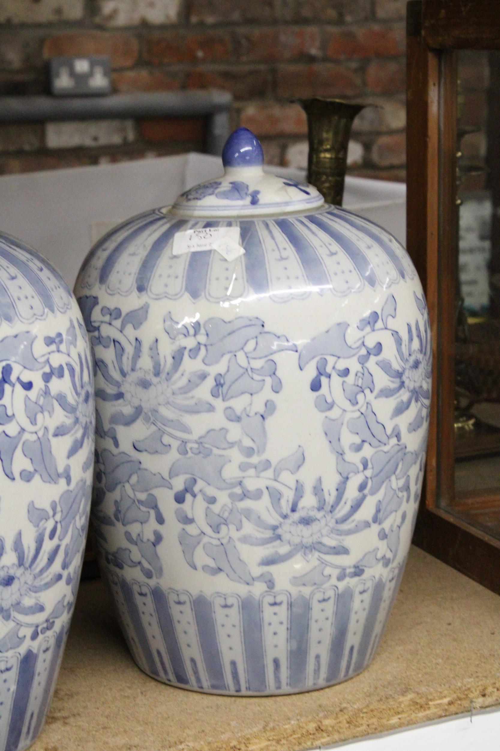 A PAIR OF LARGE BLUE AND WHITE LIDDED JARS, HEIGHT APPROX 32CM - Image 3 of 4