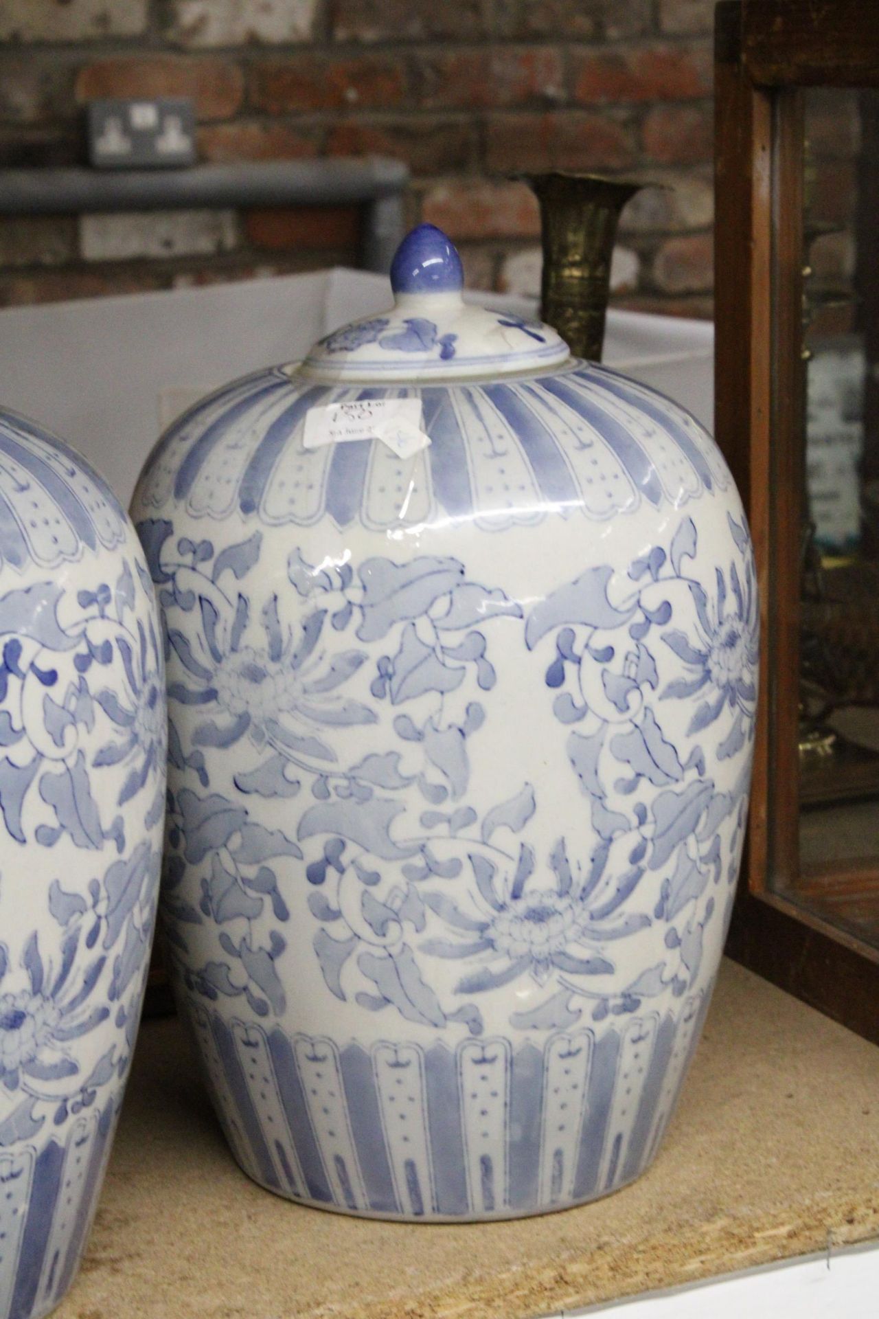 A PAIR OF LARGE BLUE AND WHITE LIDDED JARS, HEIGHT APPROX 32CM - Image 3 of 4