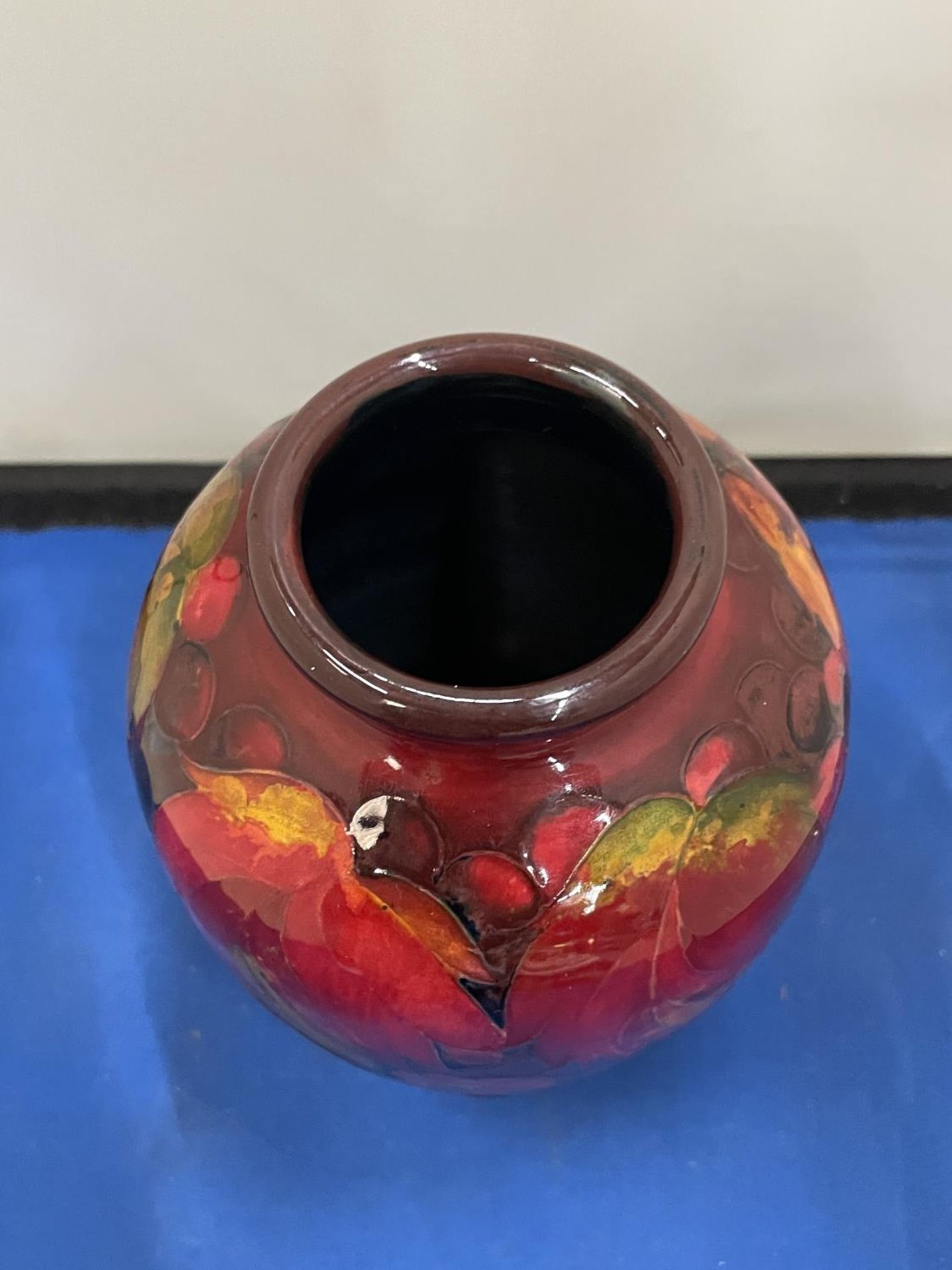 A MOORCROFT FLAMBE LEAF AND BERRY DESIGN VASE - Image 6 of 8