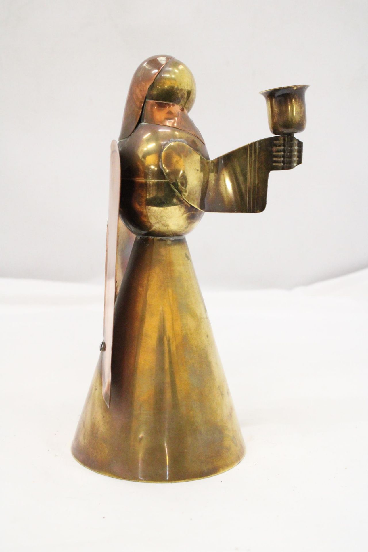 A VINTAGE COPPER AND BRASS ANGEL CANDLE HOLDER - APPROXIMATELY 24CM - Image 3 of 5