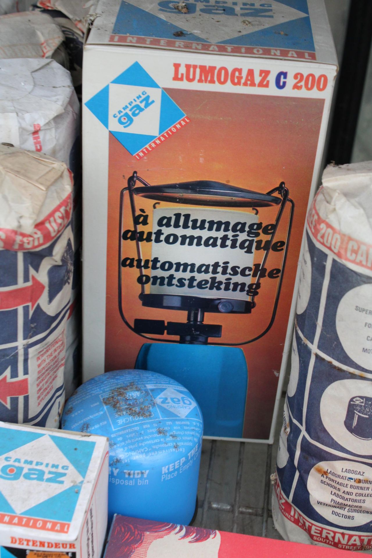 A CAMPING GAZ STOVE, A CAMPING GAZ LIGHT AND A LARGE QUANTITY OF CAMPING GAZ CANISTERS - Bild 2 aus 2