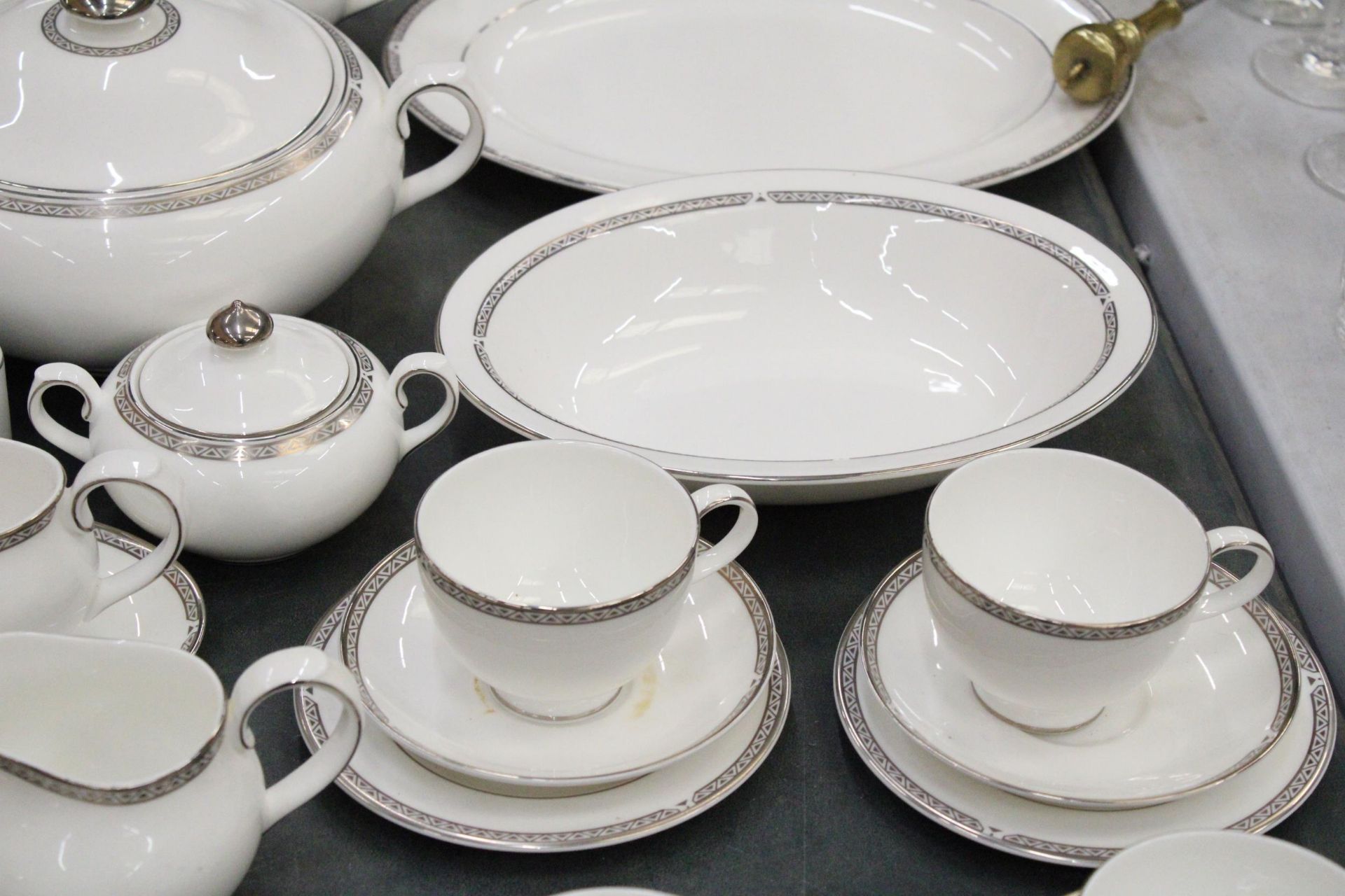 A ROYAL DOULTON 'DRYDEN' DINNER SERVICE TO INCLUDE SERVING BOWLS, VARIOUS SIZES OF PLATES, DESSERT - Image 3 of 6