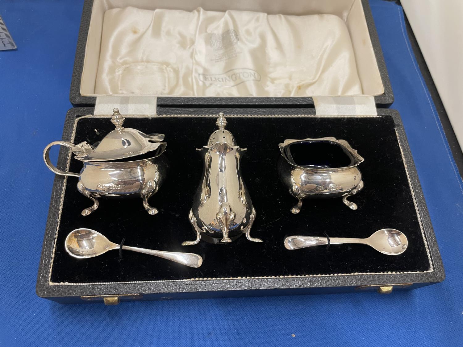 A HALLMARKED BIRMINGHAM SILVER ELKINGTON CRUET SET COMPLETE WITH BLUE GLASS LINERS TO INC;YDE A - Image 4 of 10