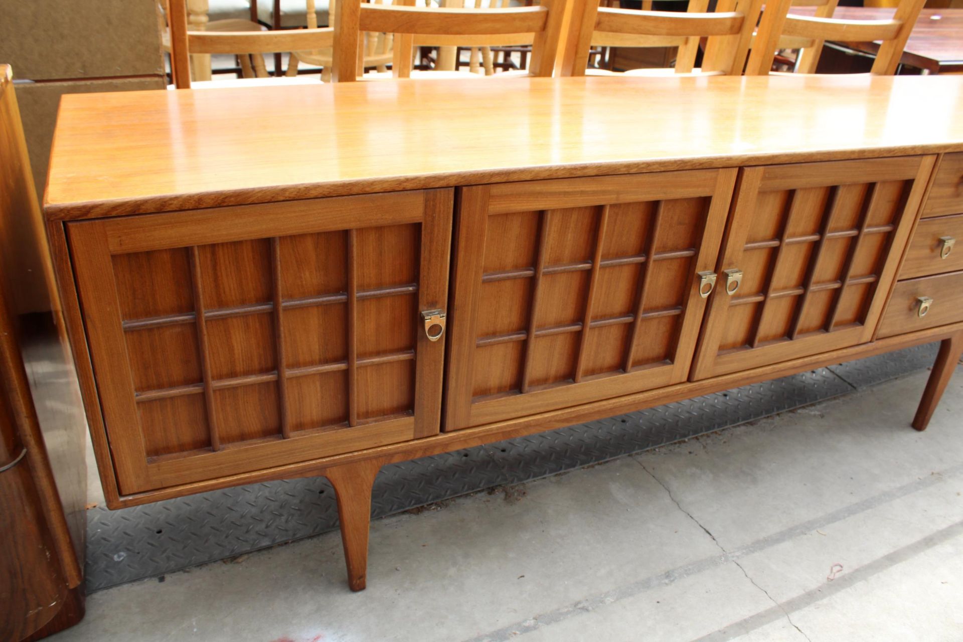 A RETRO TEAK YOUNGER SIDEBOARD ENCLOSING THREE CUPBOARDS, THREE DRAWERS, 81" WIDE - Image 4 of 5