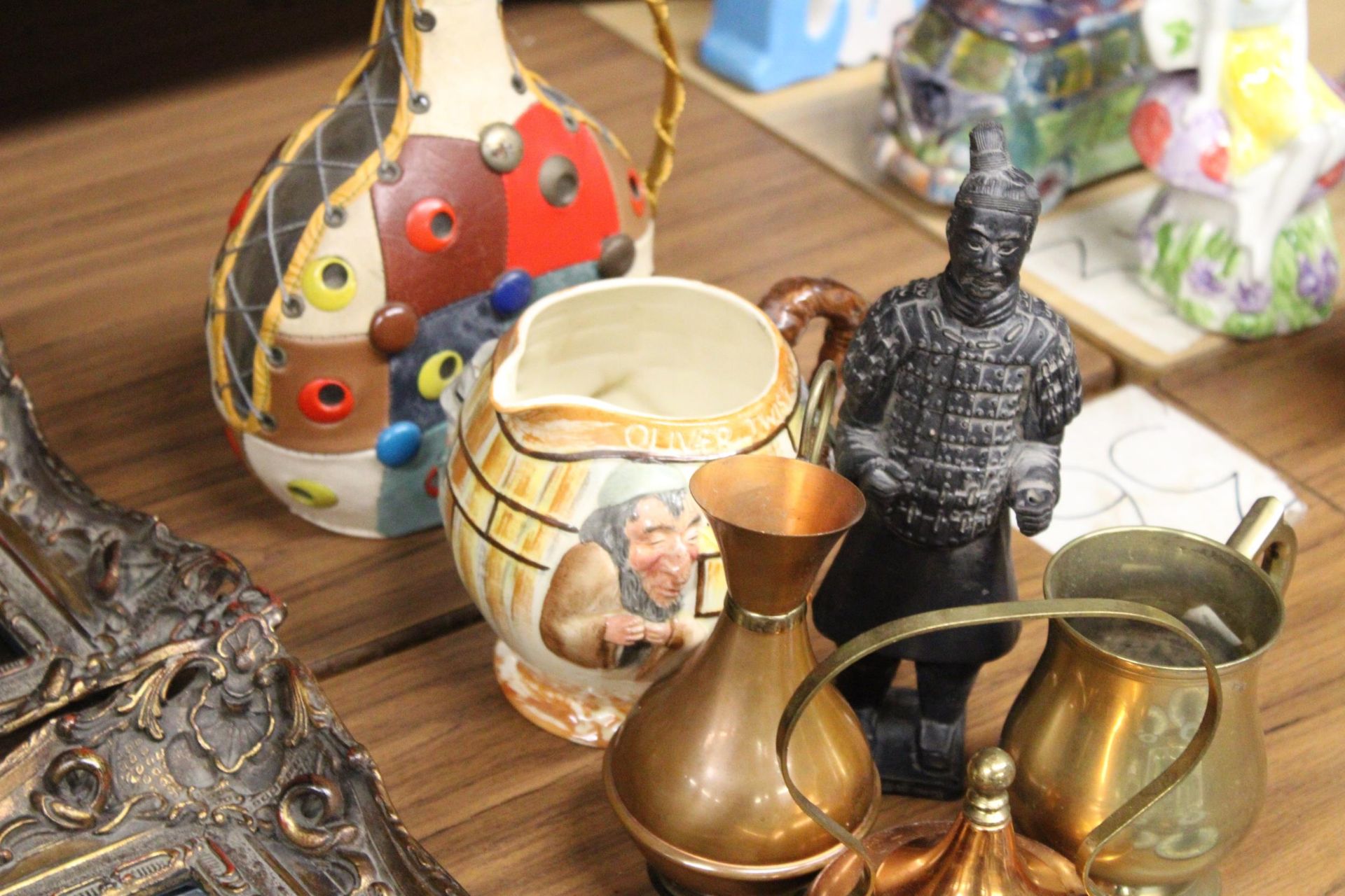 A MIXED LOT TO INCLUDE WEDGWOOD JASPERWARE CANDLESTICKS, COPPER AND BRASS, A WARRIOR FIGURE, WINE - Image 4 of 5