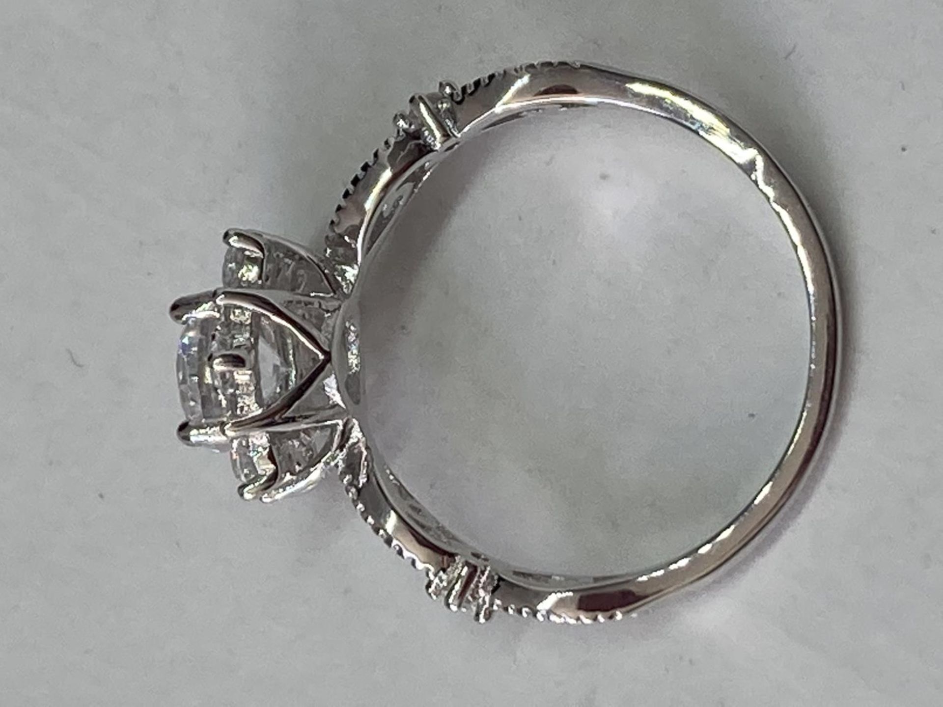 A WHITE METAL RING WITH ONE CARAT OF MOISSANITE IN A CLUSTER DESIGN AND ON THE DECORATIVE - Bild 7 aus 8