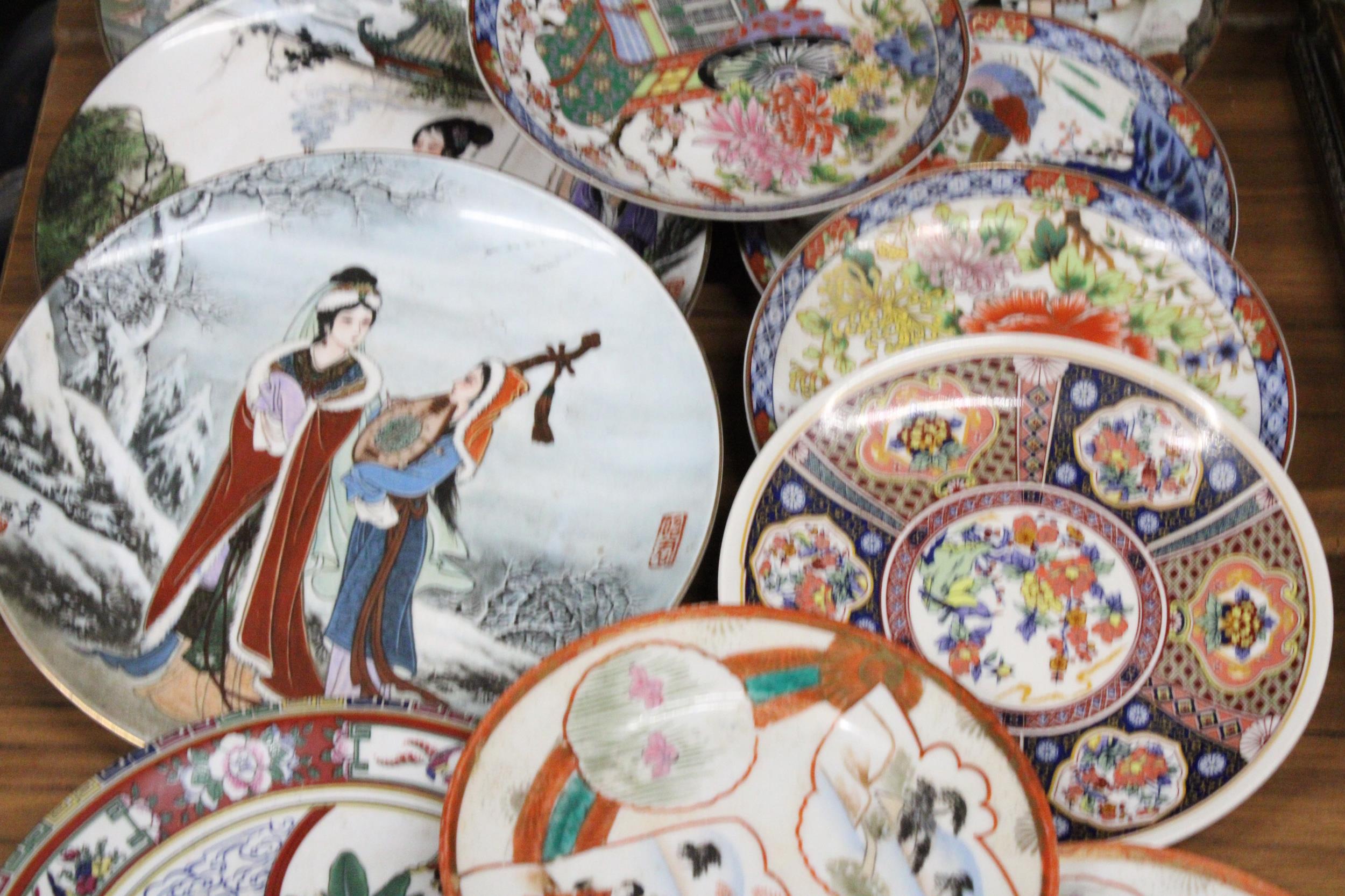 A COLLECTION OF FOURTEEN ORIENTAL CABINET PLATES - Image 3 of 6