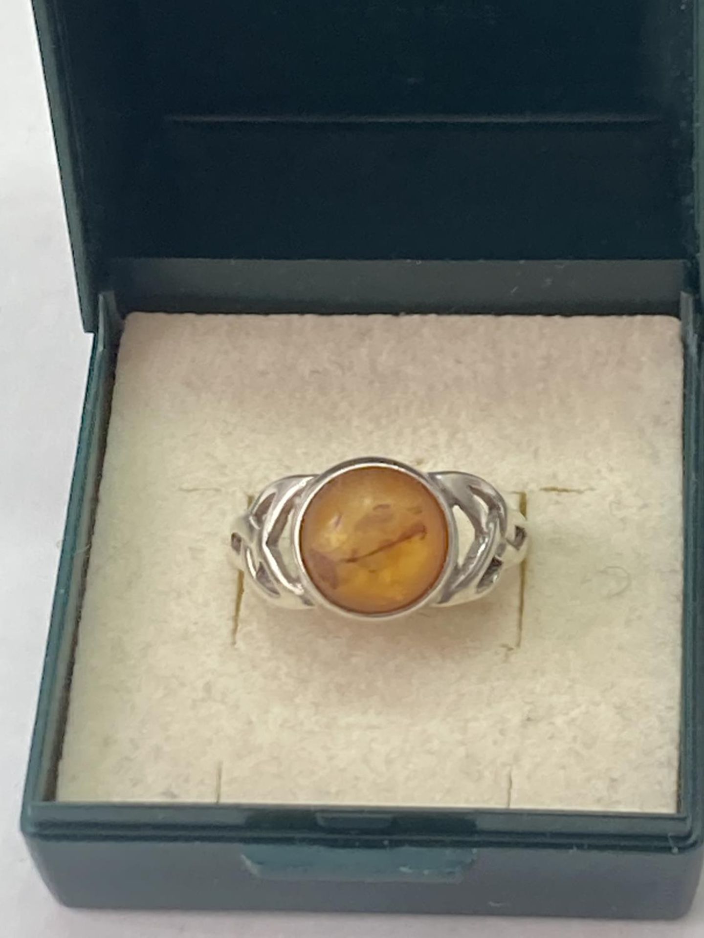 A MARKED SILVER AND AMBER RING SIZE Q/R - Image 2 of 6