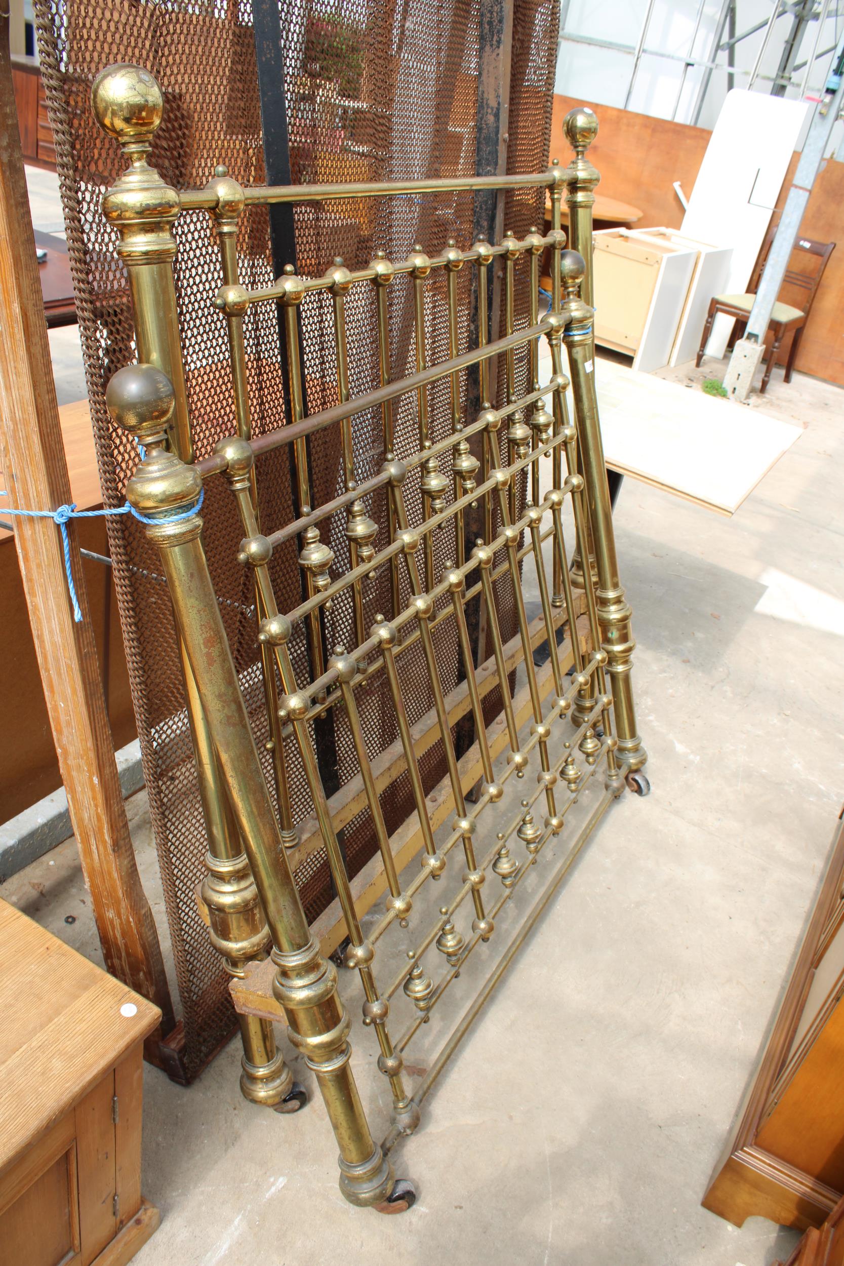 A VICTORIAN 4'6" BRASS BEDSTEAD - Image 2 of 3