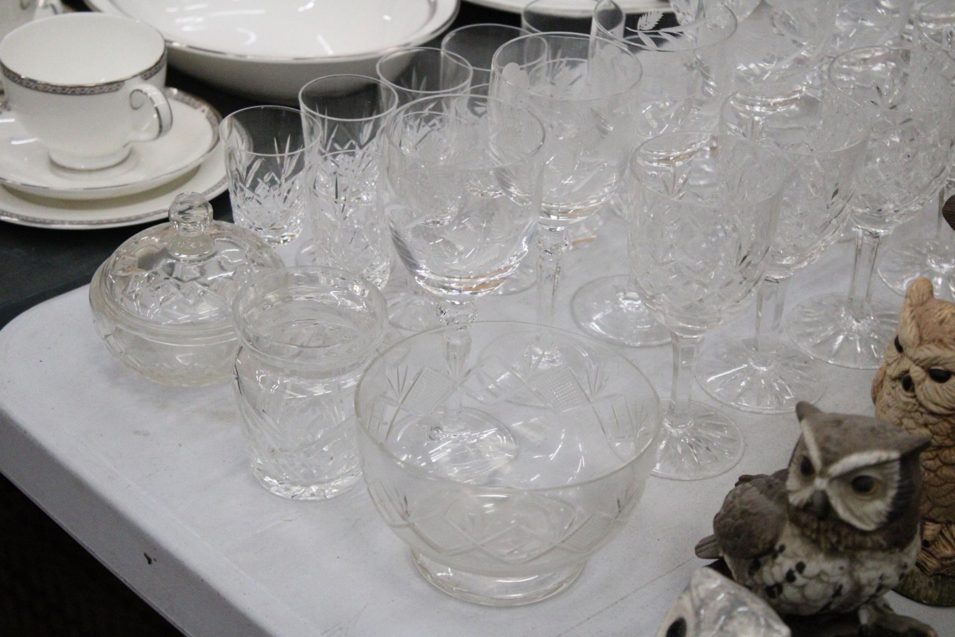 A COLLECTION OF GLASSES TO INCLUDE ETCJED WINE GLASSES, SHERRY, ETC - Image 4 of 5