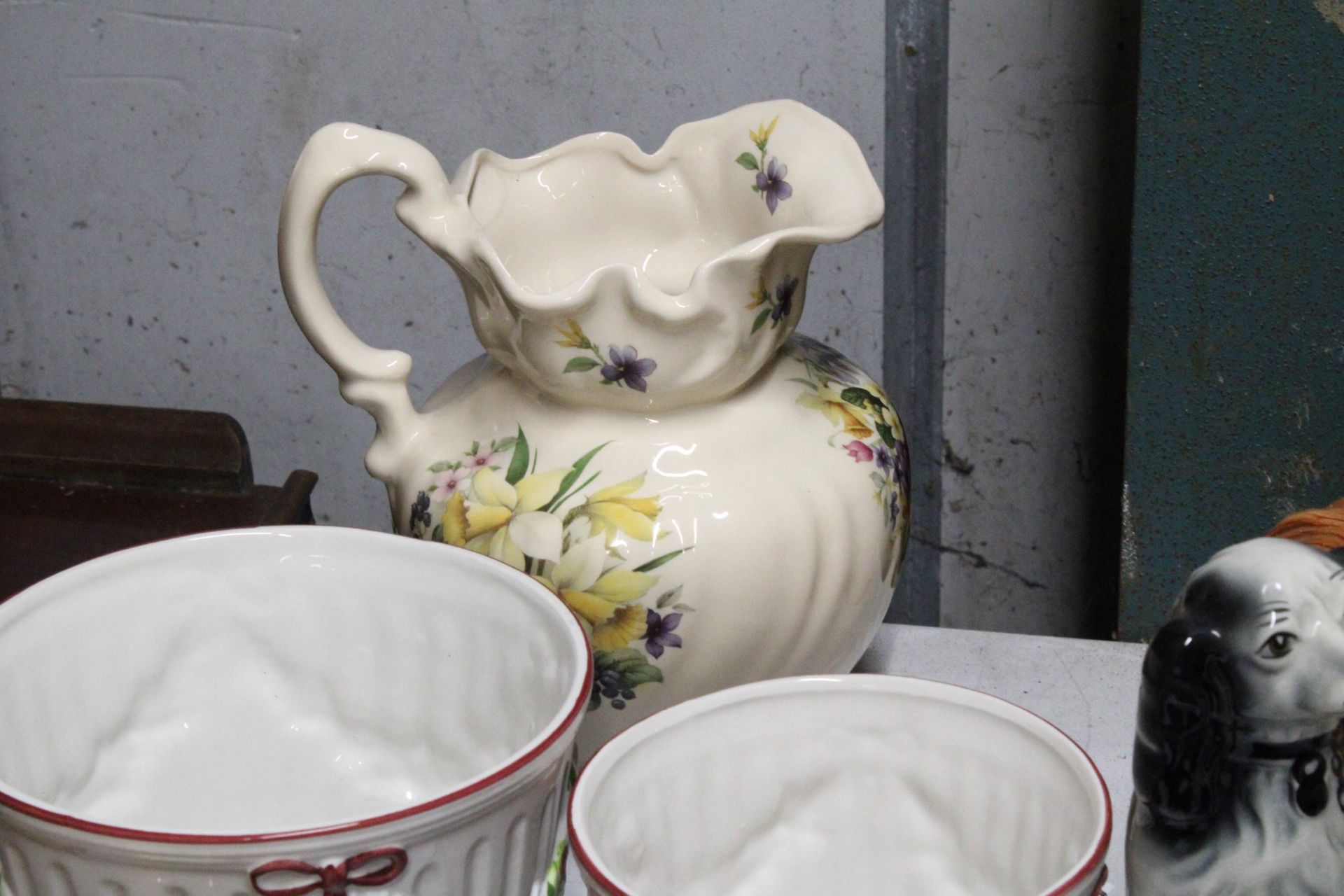 A LARGE VINTAGE FLORAL WASH JUG PLUS FIVE PLANTERS OF VARYING SIZES - Image 4 of 5