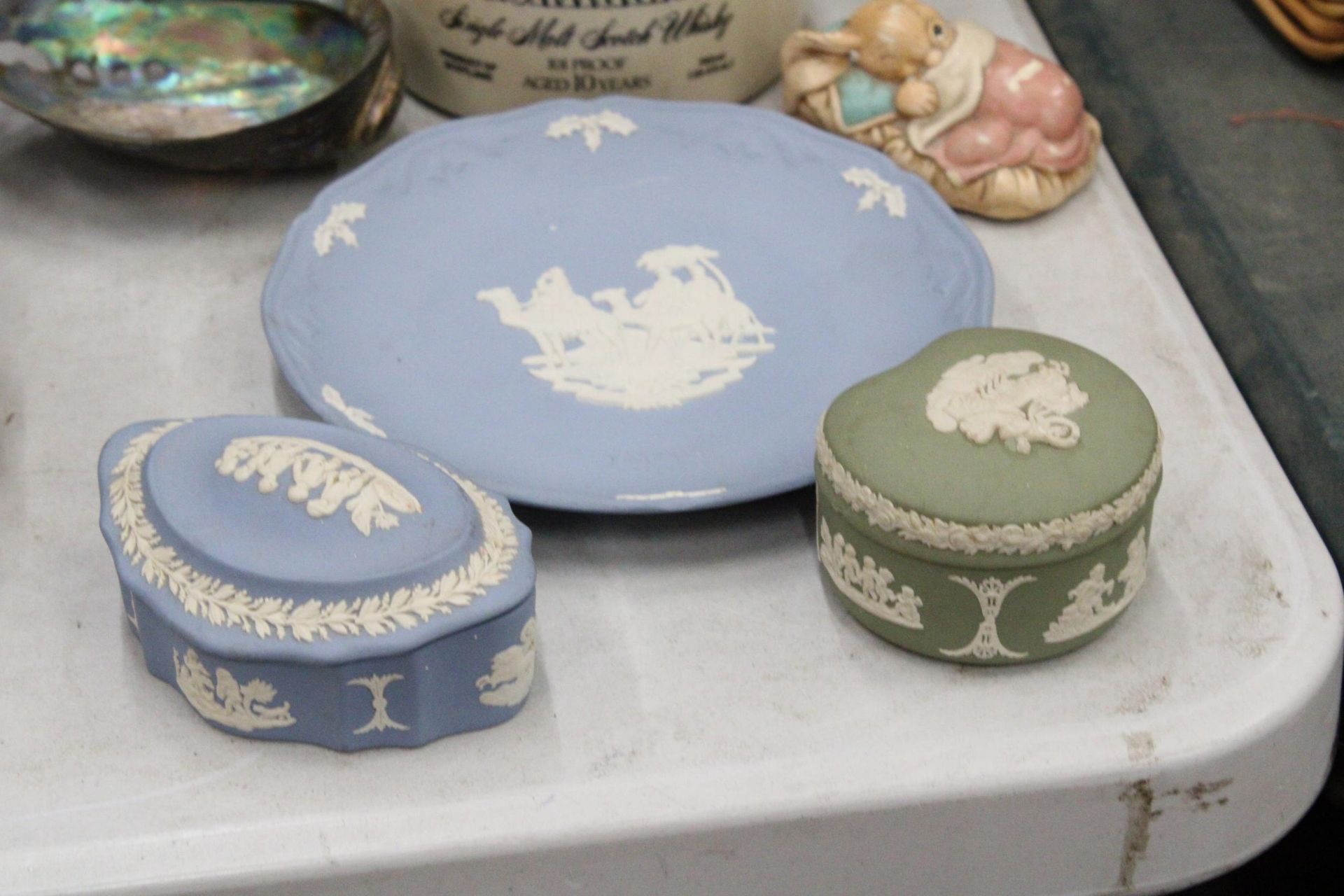 A MIXED LOT TO INCLUDE A STONEWARE GLENFIDDICH FLAGON, THREE PIECES OF WEDGWOOD JASPERWARE, AN - Image 4 of 5