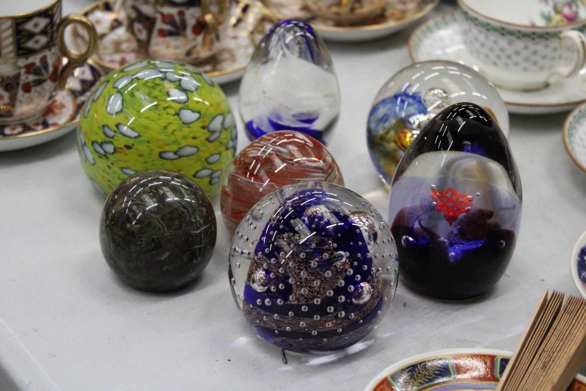 A COLLECTION OF SEVEN GLASS PAPERWEIGHTS TO INCLUDE SIGNED M'DINA AND CAITHNESS - Image 2 of 5