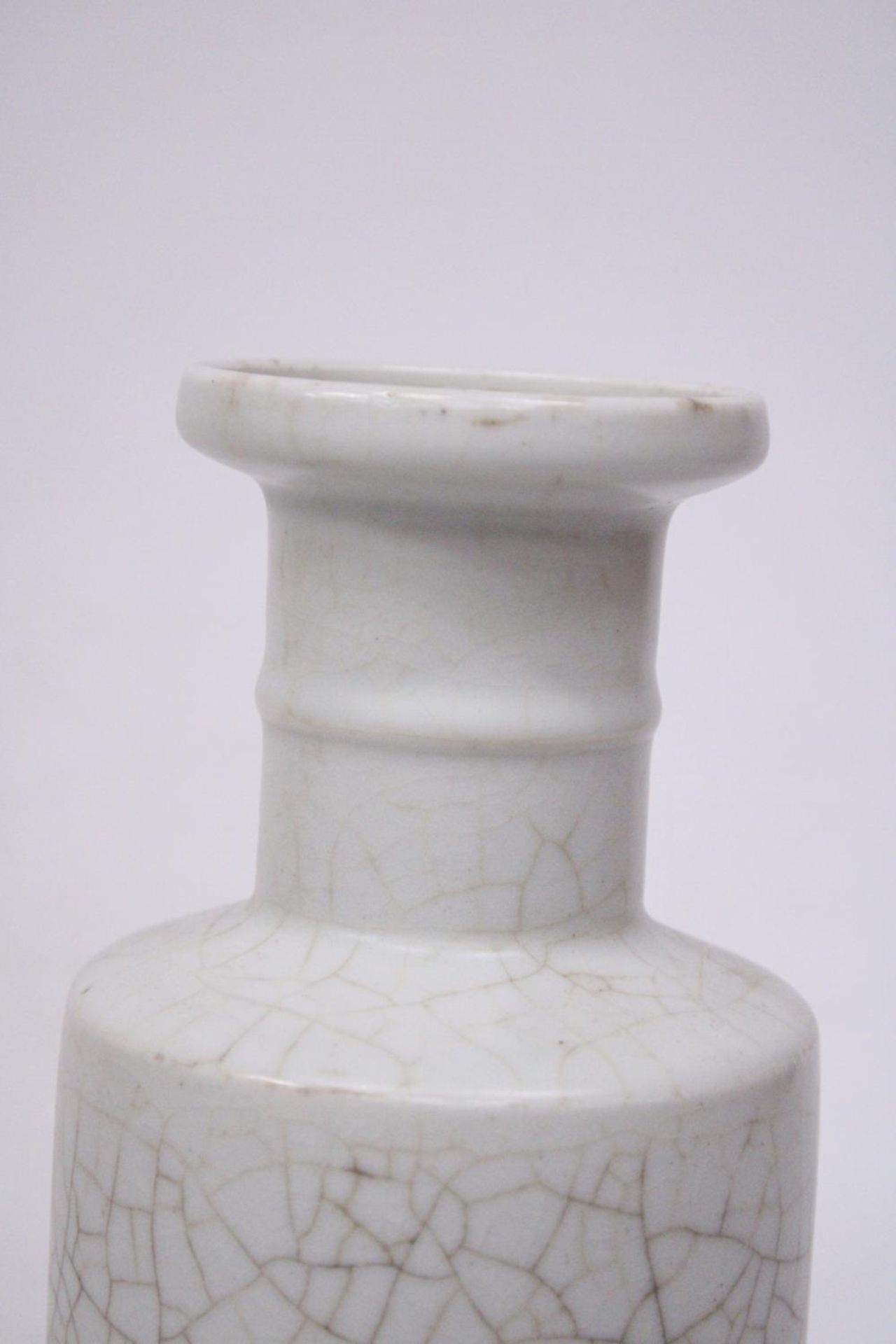 A CHINESE WHITE CRACKLED PORCELAIN VASE - 27 CM - Image 5 of 6