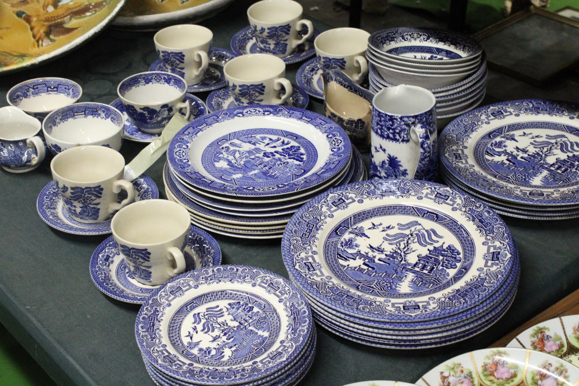 A QUANTITY OF BLUE AND WHITE WILLOW PATTERN DINNERWARE TO INCLUDE VARIOUS SIZES OF PLATES, BOWLS, - Image 6 of 6