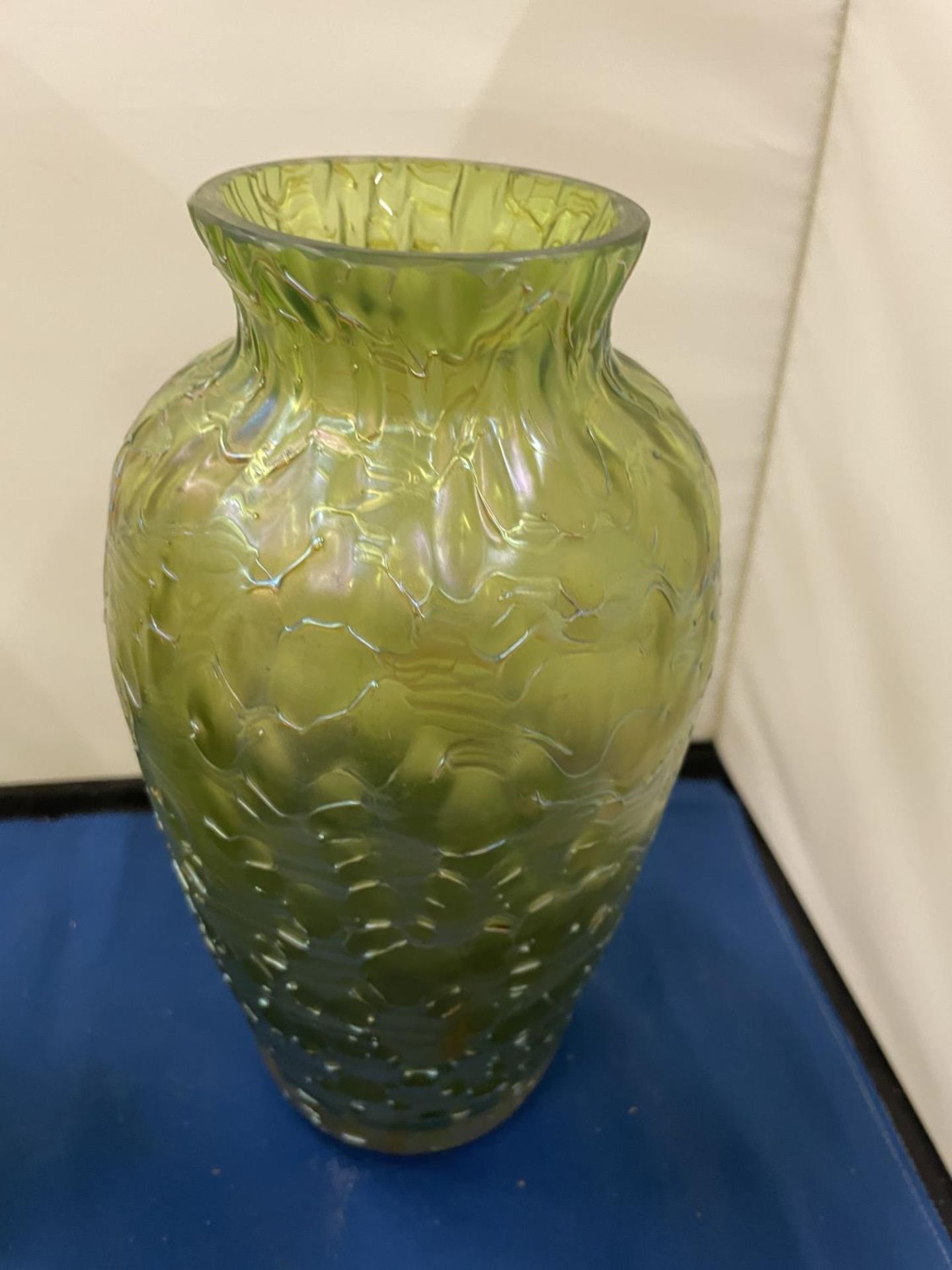 A PAIR OF POSSIBLY LOETZ GREEN LUSTRE VASES APPROXIMATELY 23CM TALL - Image 7 of 12