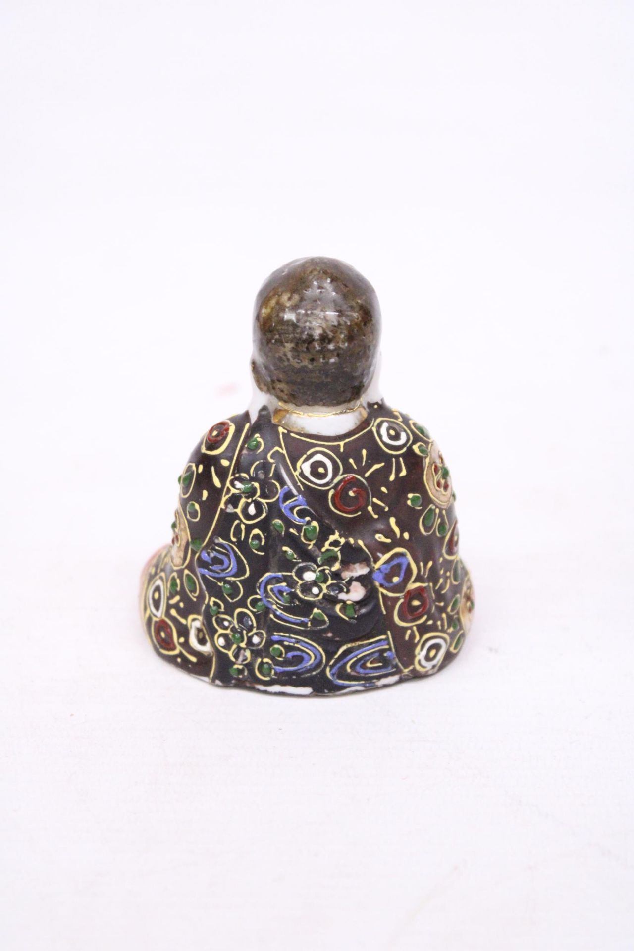 A VINTAGE JAPANESE MORIAGE SITTING BUDDHA HAND PAINTED CERAMIC SLIPWARE - SIGNED - APPROX 9 CM - Image 3 of 6