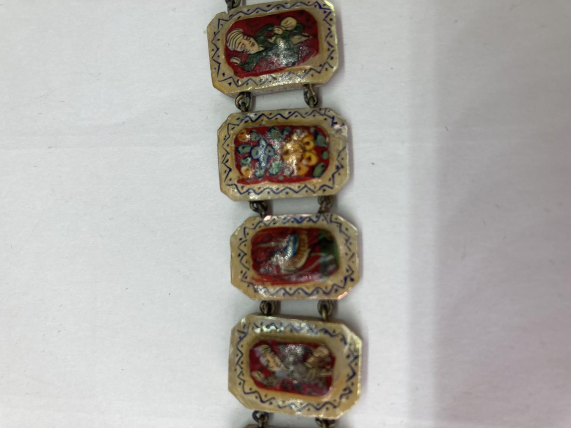 A DECORATIVE HAND PAINTED PERSIAN MOTHER OF PEARL BRACELET IN A PRESENTATION BOX - Image 8 of 12