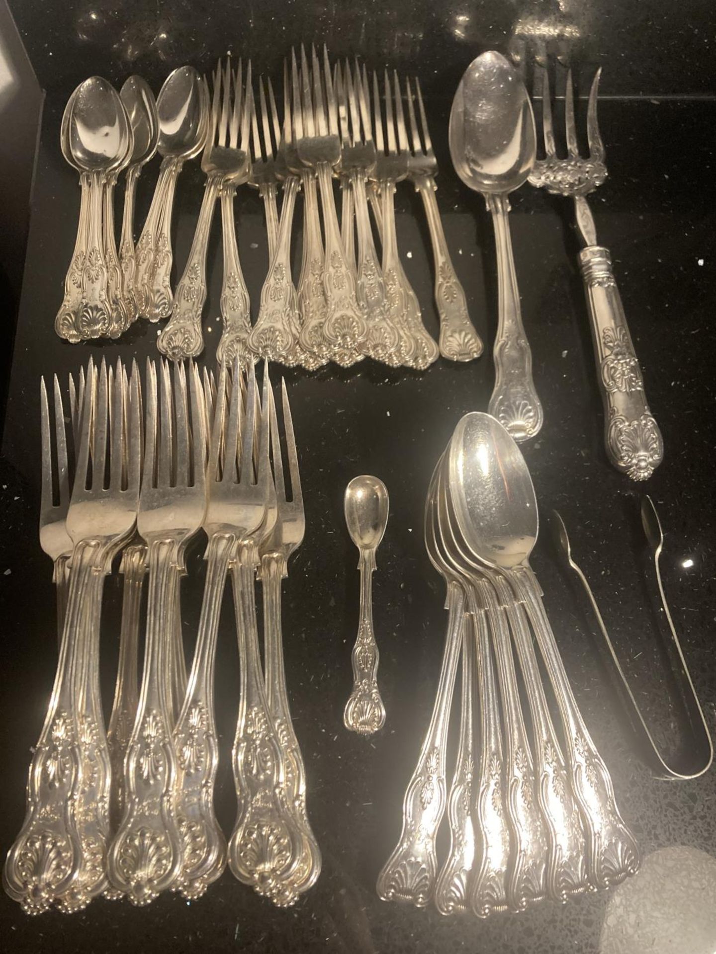 A LARGE QUANTITY OF HALLMARKED SILVER FLATWARE TO INCLUDE FORKS, SPOONS ETC GROSS WEIGHT 2976 GRAMS