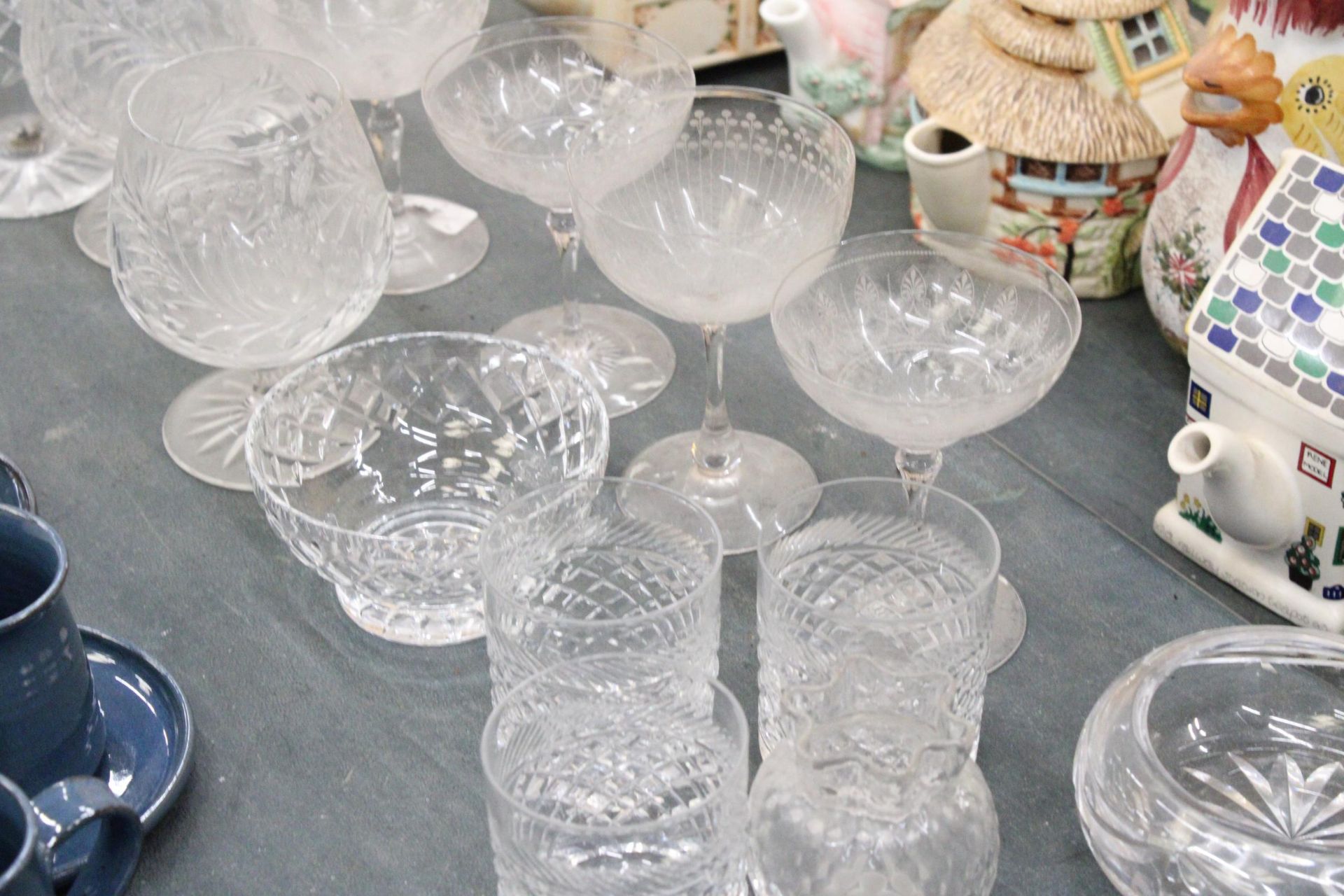 A QUANTITY OF GLASSWARE TO INCLUDE JUGS, VASES, BRANDY BALLOONS, TUMBLERS, ETC - Image 4 of 6