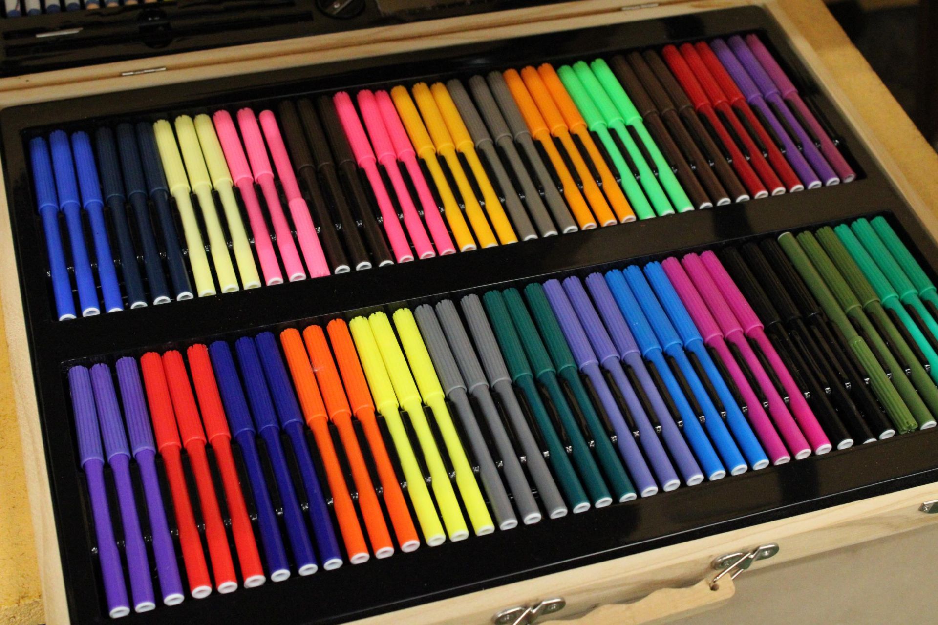 A COMPLETE DOUBLE SIDED ART SET TO INCLUDE PAINTS, CRAYONS, PASTELS FELT-TIPS AND PENCILS - Image 3 of 5