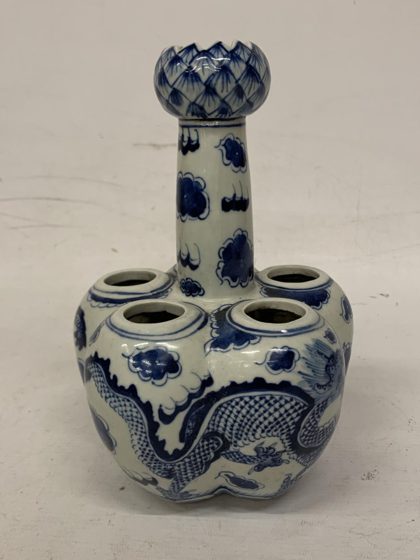 A CHINESE UNDERGLAZED BLUE 5-LOBED PORCELAIN BULB POT DECORATED WITH DRAGONS - CHARACTER BASE MARK - Image 3 of 4