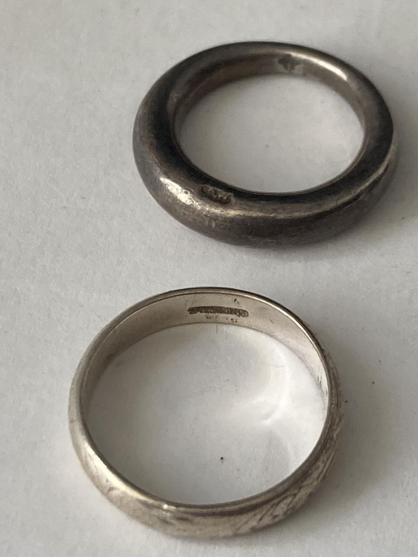 THREE SILVER ITEMS TO INCLUDE TWO RINGS AND A VINTAGE BLACK STONE BROOCH - Image 4 of 10