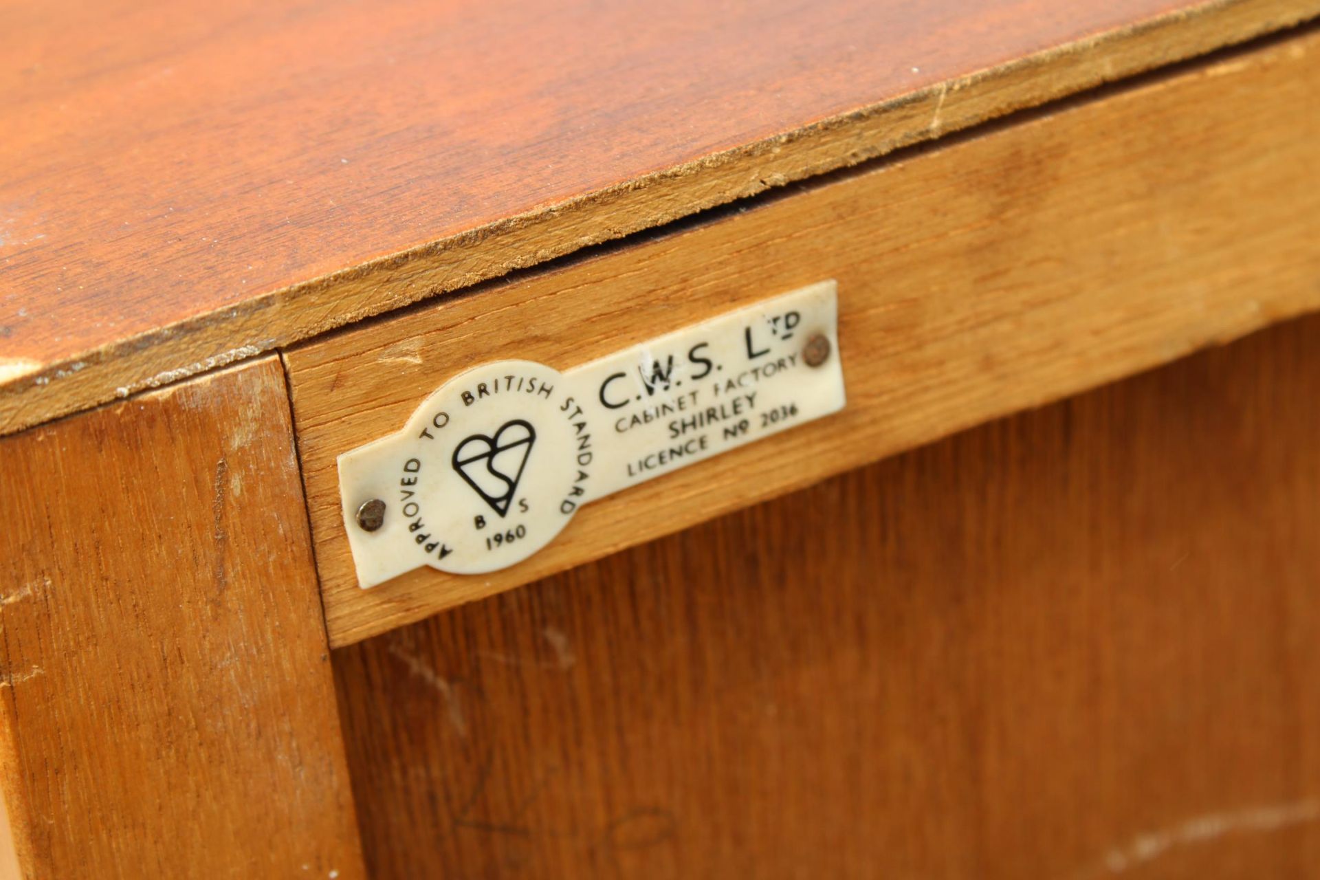 A RETRO TEAK CHEST OF FOUR DRAWERS ON TAPERING LEGS, 30" WIDE - Image 3 of 3