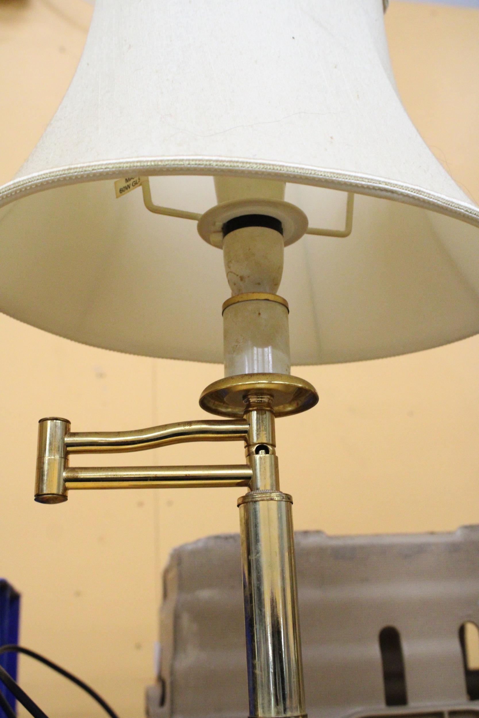 A PAIR OF VINTAGE SWING ARM BRASS LAMPS WITH SHADES - Image 4 of 5