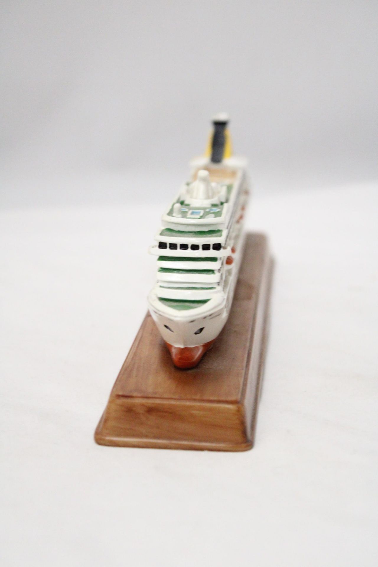 A HEAVY SOLID OCEAN LINER ON WOODEN STAND (ARTEMIS), LENGTH 26CM, HEIGHT 6CM - Image 4 of 5