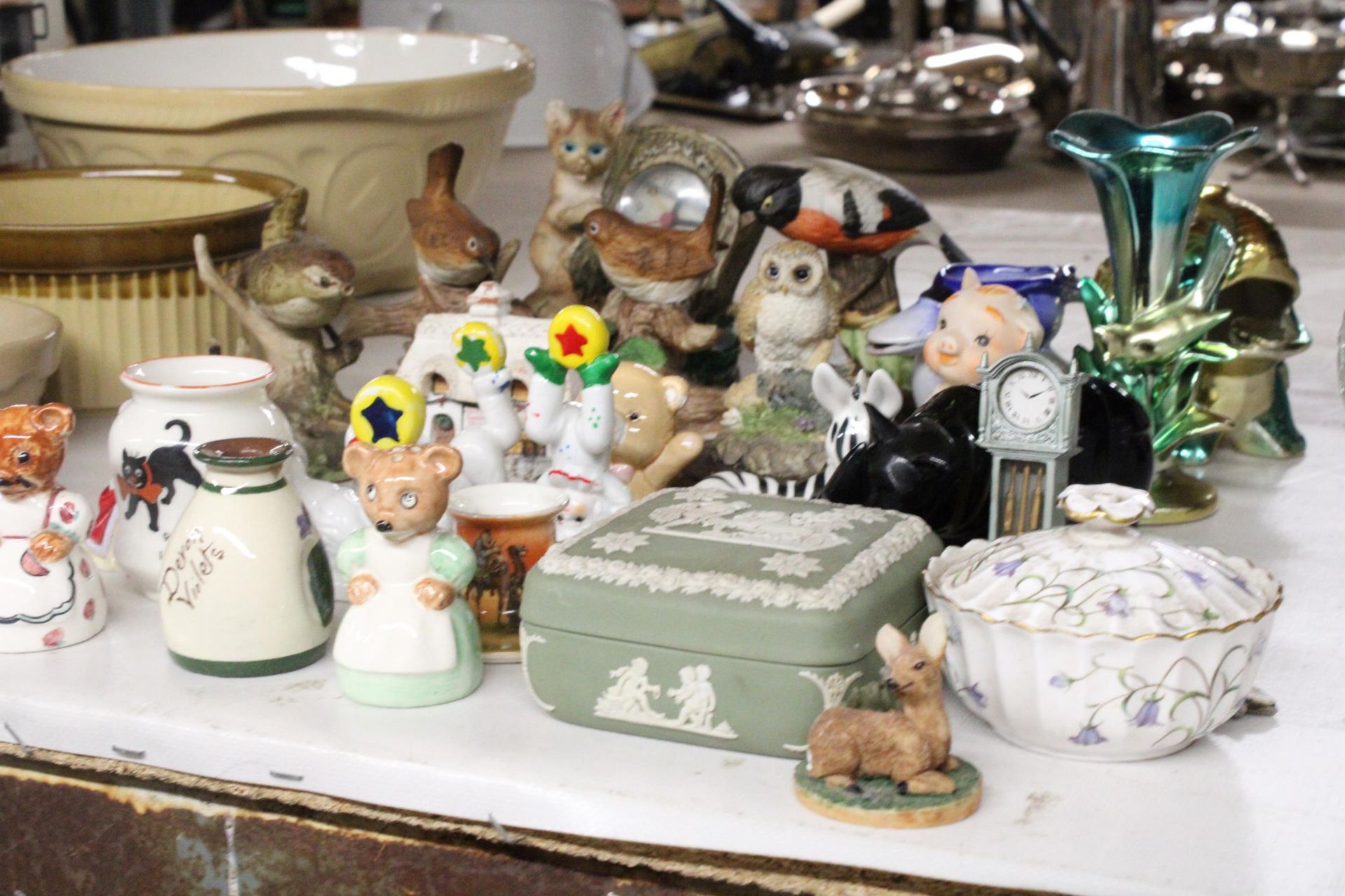 A QUANTITY OF BIRD FIGURES TO ALS0 INCLUDE A WEDGWOOD SAGE GREEN JASPERWARE TRINKET BOX, CLOWN - Image 6 of 6