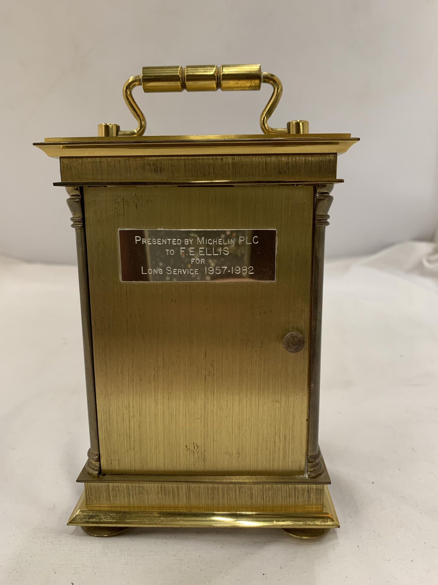 AN 'ANSTEY WILSON' MECHANICAL CARRIAGE CLOCK, WITH PRESENTATION PLAQUE TO THE BACK - Image 5 of 8