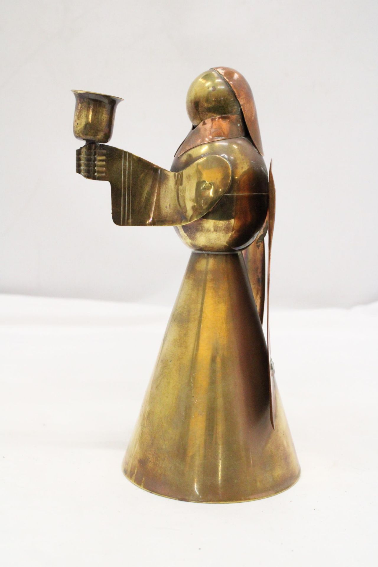 A VINTAGE COPPER AND BRASS ANGEL CANDLE HOLDER - APPROXIMATELY 24CM - Image 5 of 5