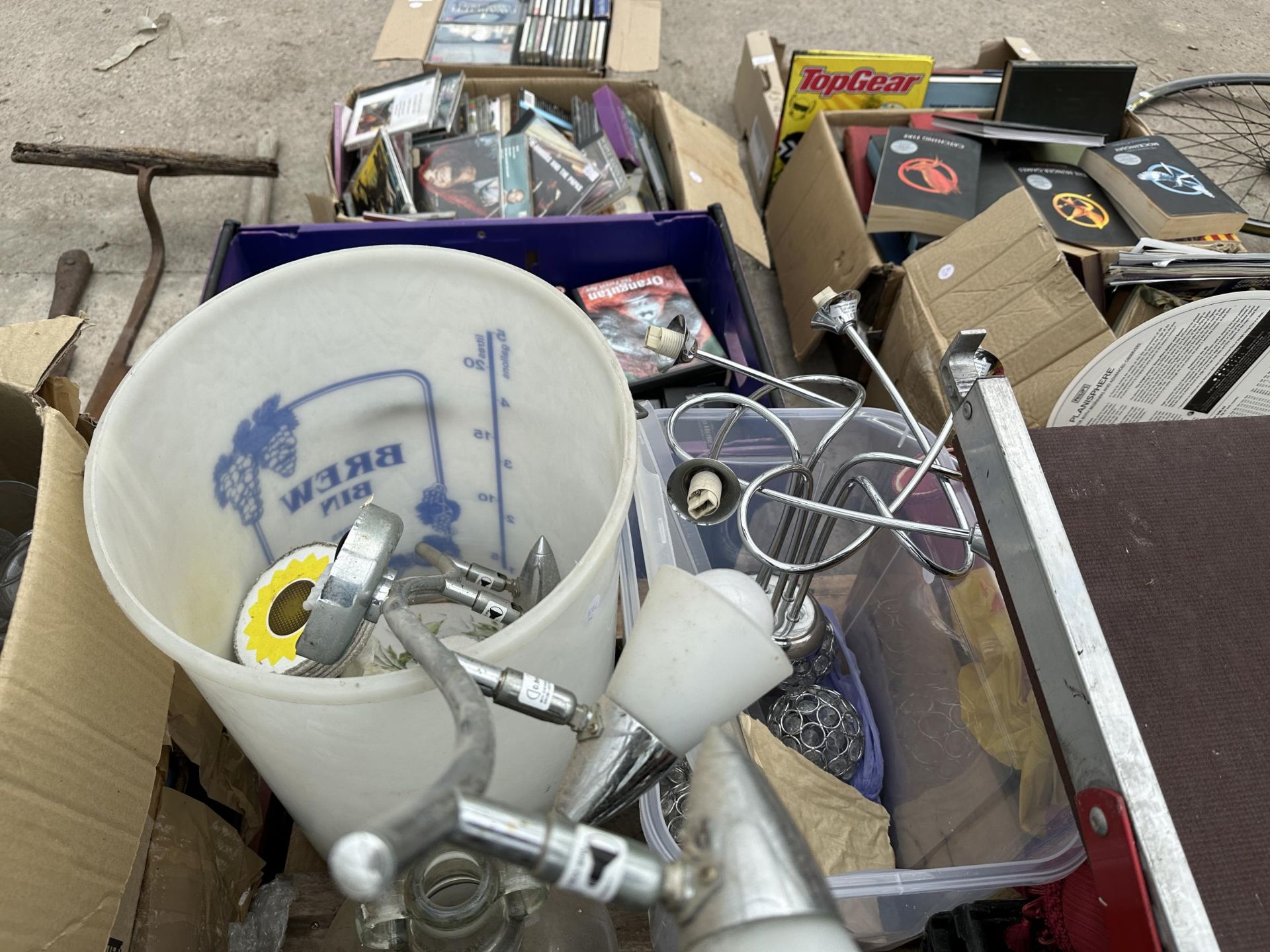 AN ASSORTMENT OF HOUSEHOLD CLEARANCE ITEMS - Image 3 of 4
