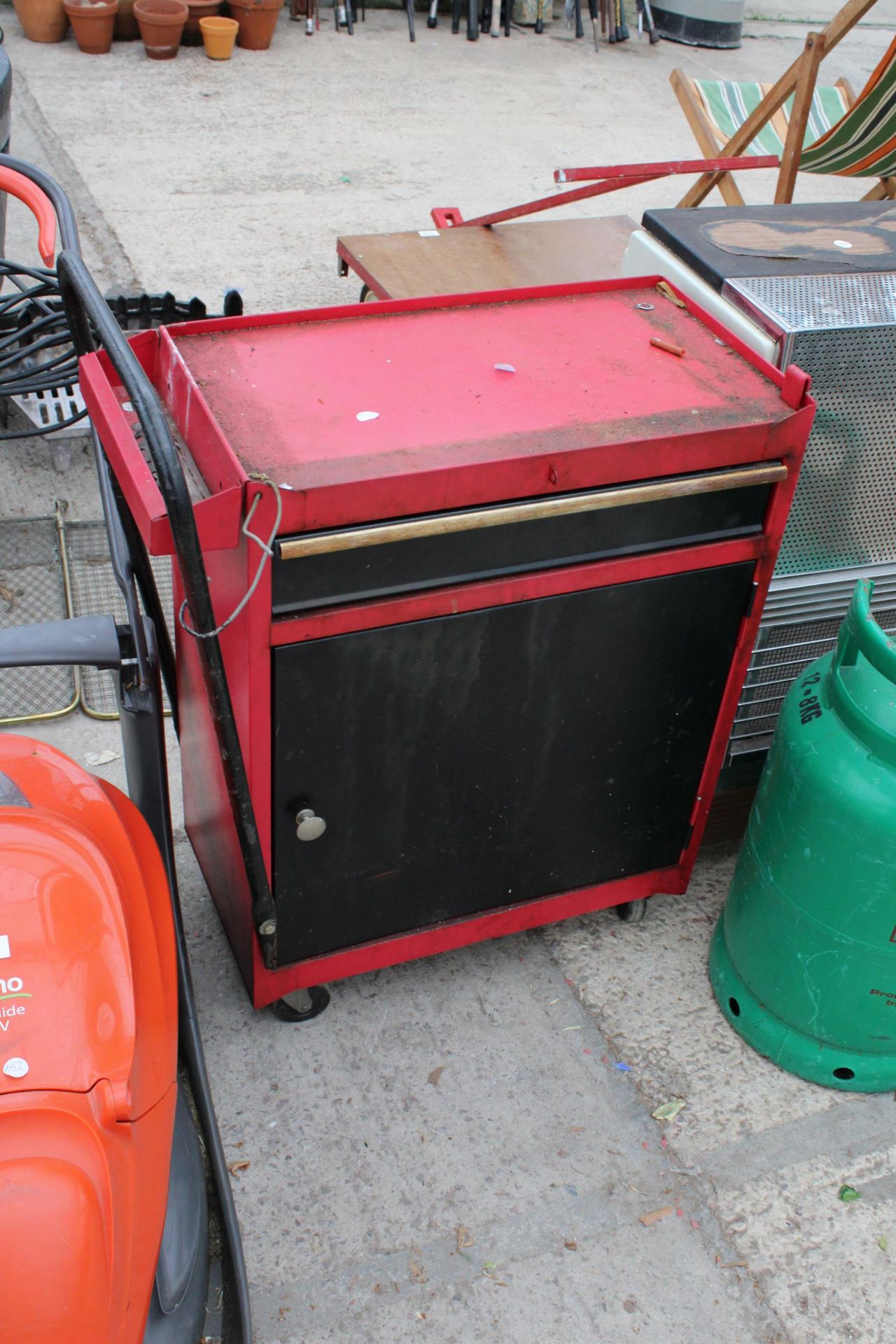 A SUPERSER GAS HEATER WITH GAS BOTTLE AND A METAL FOUR WHEELED WORKSHOP TOOL CHEST - Image 3 of 5