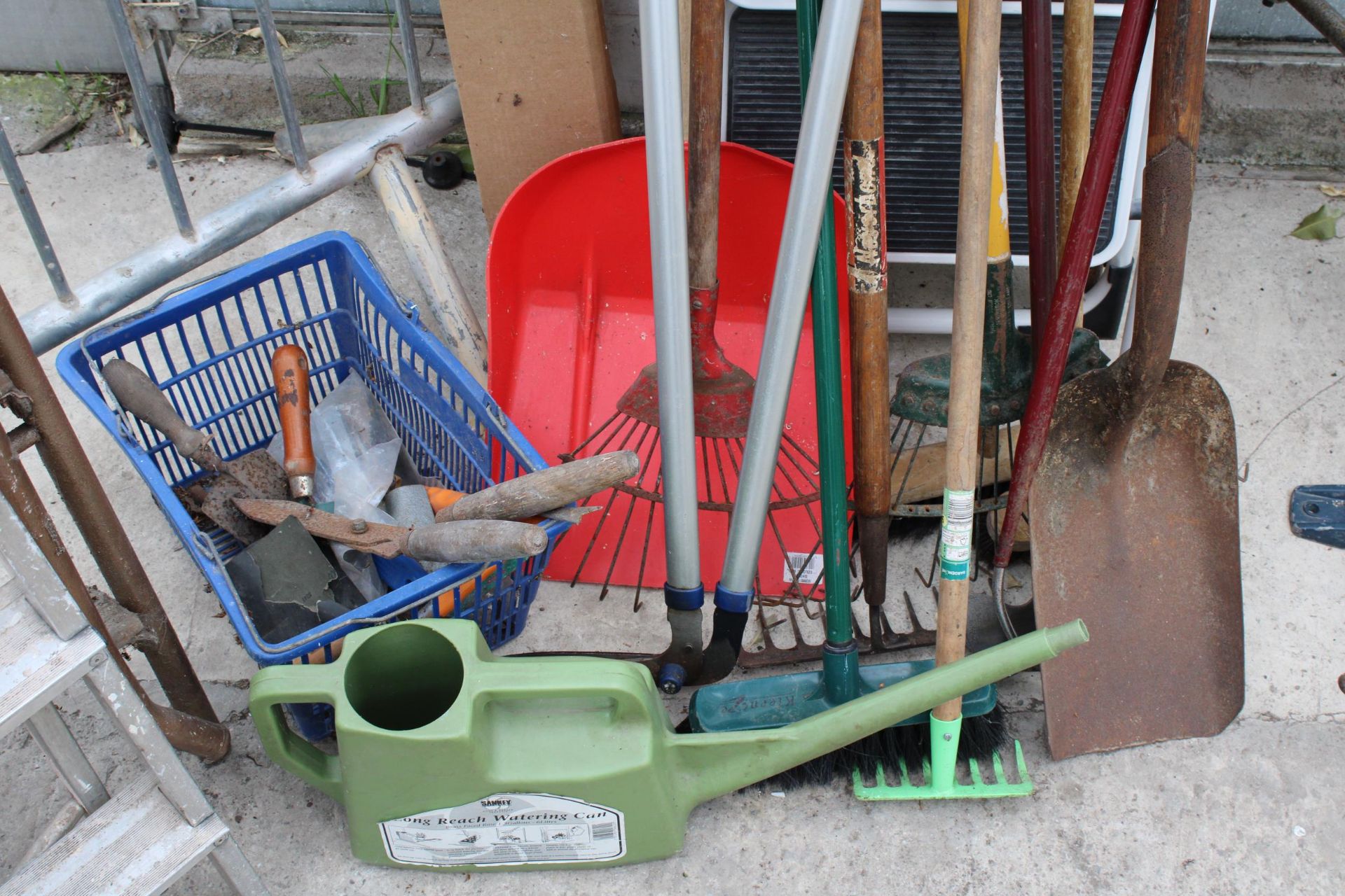 AN ASSORTMENT OF GARDEN TOOLS TO INCLUDE STEP LADDERS, RAKES AND DRAINING RODS ETC - Image 2 of 3